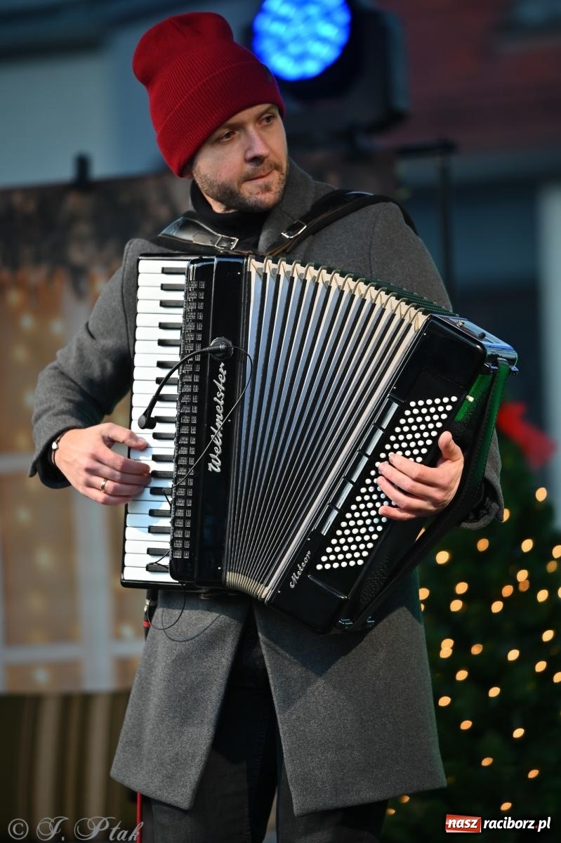 Zdjęcie w galerii na portalu naszraciborz.pl: Ho, ho, ho. Rynek w Krzanowicach w świątecznym nastroju. Jarmark przyciągnął tłumy [FOTO i WIDEO] wiadomości z regionu