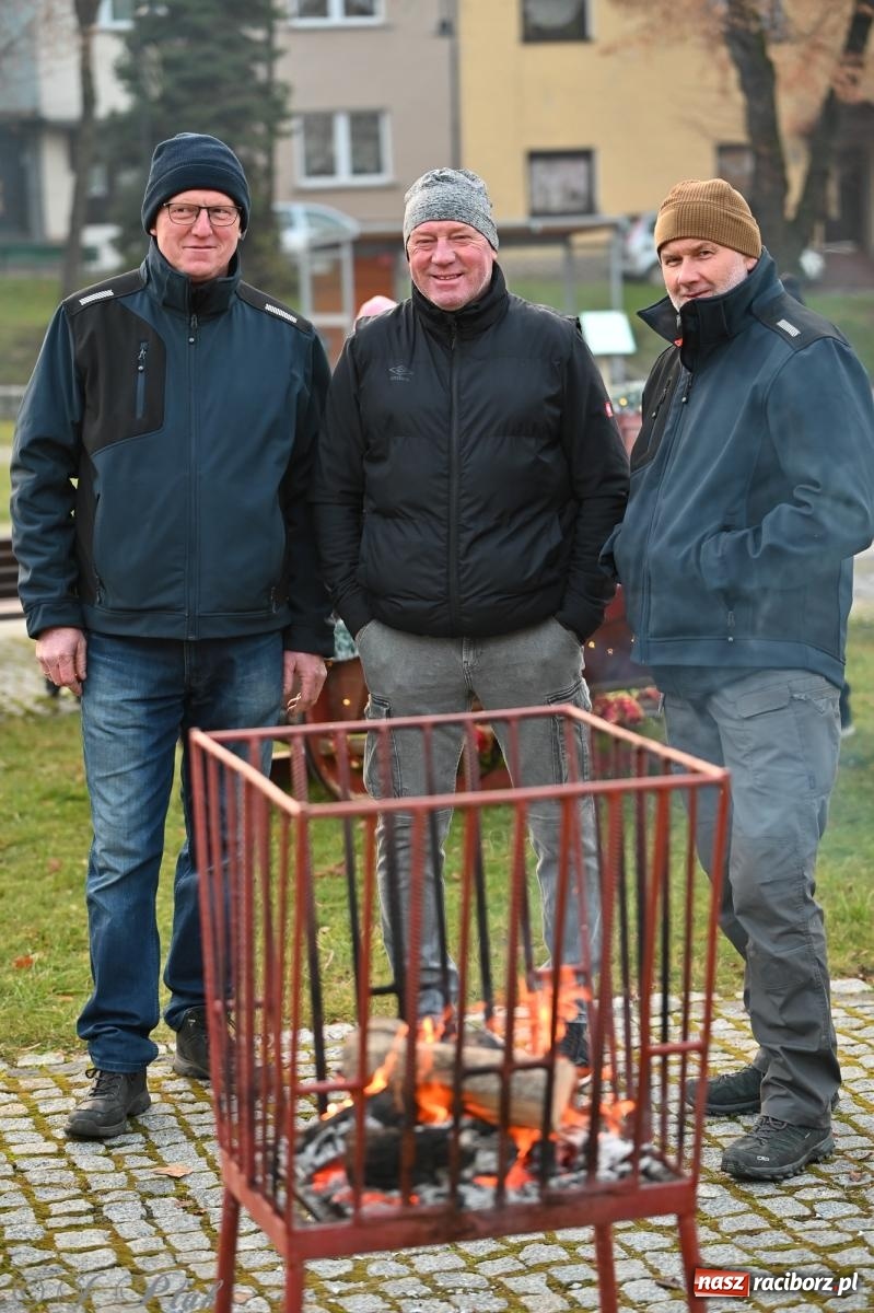 Zdjęcie w galerii na portalu naszraciborz.pl: Ho, ho, ho. Rynek w Krzanowicach w świątecznym nastroju. Jarmark przyciągnął tłumy [FOTO i WIDEO] wiadomości z regionu