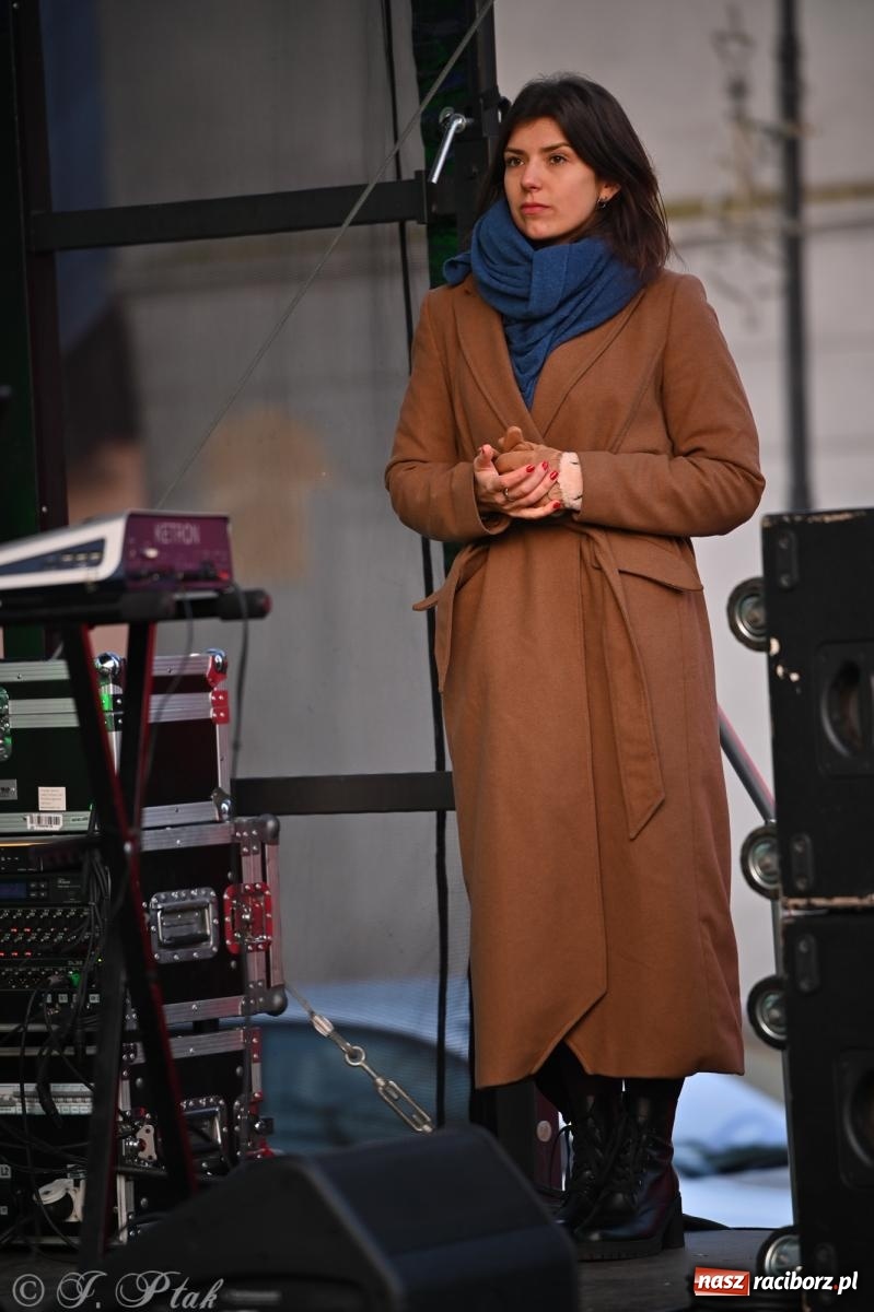 Zdjęcie w galerii na portalu naszraciborz.pl: Ho, ho, ho. Rynek w Krzanowicach w świątecznym nastroju. Jarmark przyciągnął tłumy [FOTO i WIDEO] wiadomości z regionu