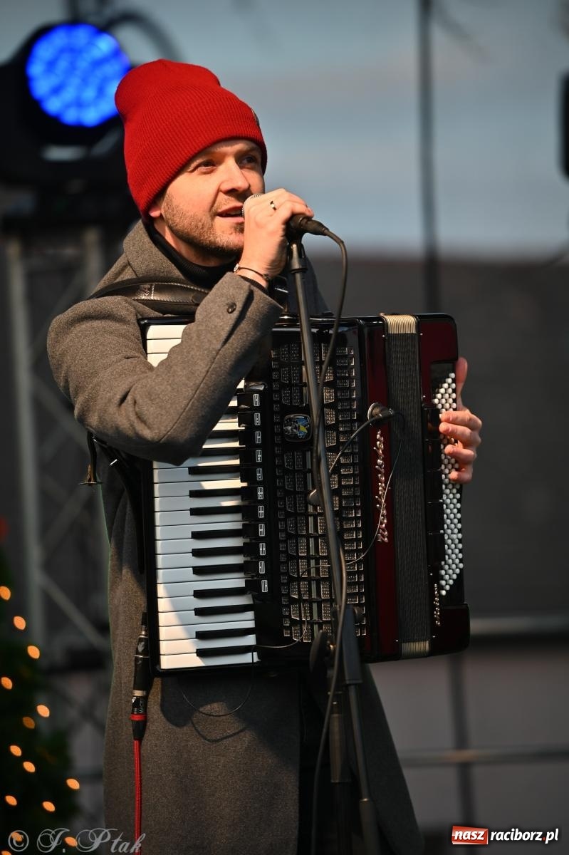 Zdjęcie w galerii na portalu naszraciborz.pl: Ho, ho, ho. Rynek w Krzanowicach w świątecznym nastroju. Jarmark przyciągnął tłumy [FOTO i WIDEO] wiadomości z regionu