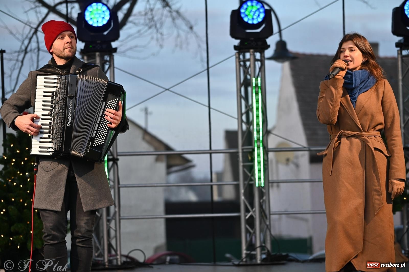 Zdjęcie w galerii na portalu naszraciborz.pl: Ho, ho, ho. Rynek w Krzanowicach w świątecznym nastroju. Jarmark przyciągnął tłumy [FOTO i WIDEO] wiadomości z regionu