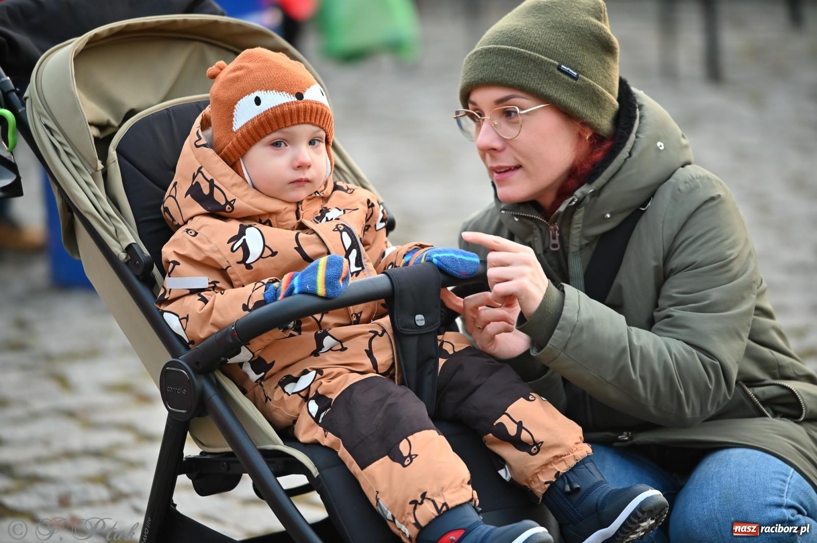 Zdjęcie w galerii na portalu naszraciborz.pl: Ho, ho, ho. Rynek w Krzanowicach w świątecznym nastroju. Jarmark przyciągnął tłumy [FOTO i WIDEO] wiadomości z regionu