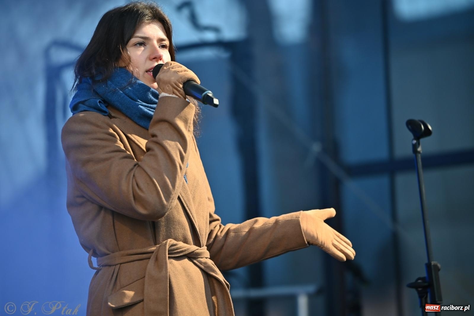Zdjęcie w galerii na portalu naszraciborz.pl: Ho, ho, ho. Rynek w Krzanowicach w świątecznym nastroju. Jarmark przyciągnął tłumy [FOTO i WIDEO] wiadomości z regionu
