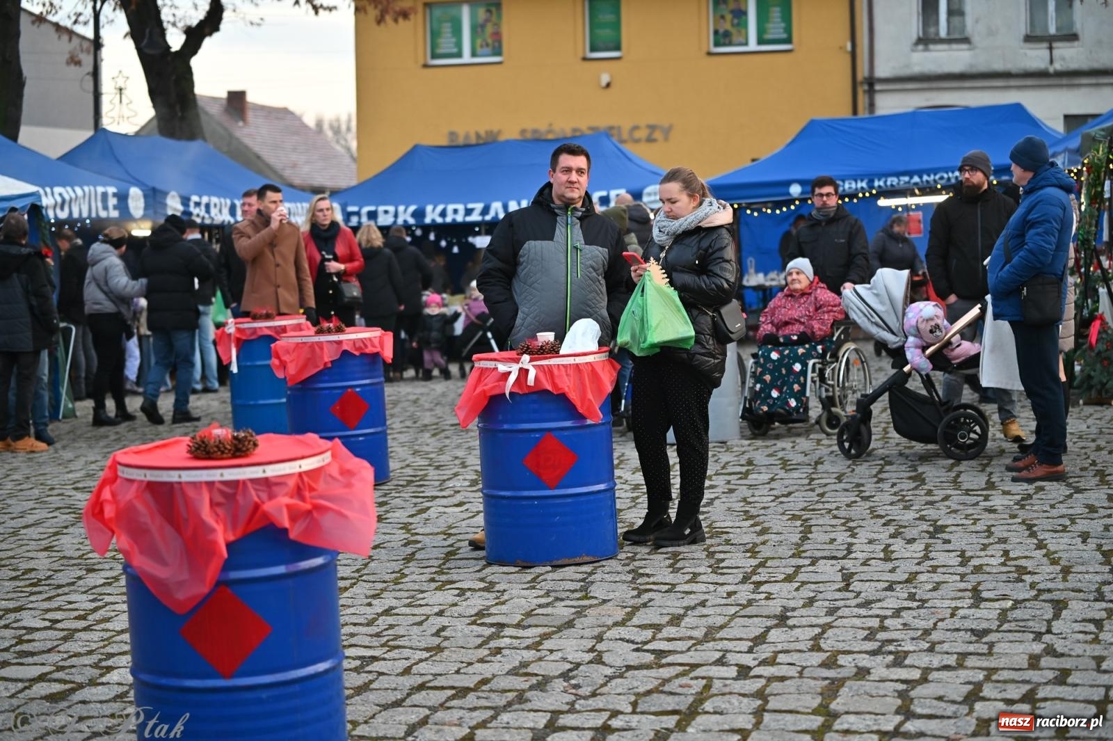 Zdjęcie w galerii na portalu naszraciborz.pl: Ho, ho, ho. Rynek w Krzanowicach w świątecznym nastroju. Jarmark przyciągnął tłumy [FOTO i WIDEO] wiadomości z regionu