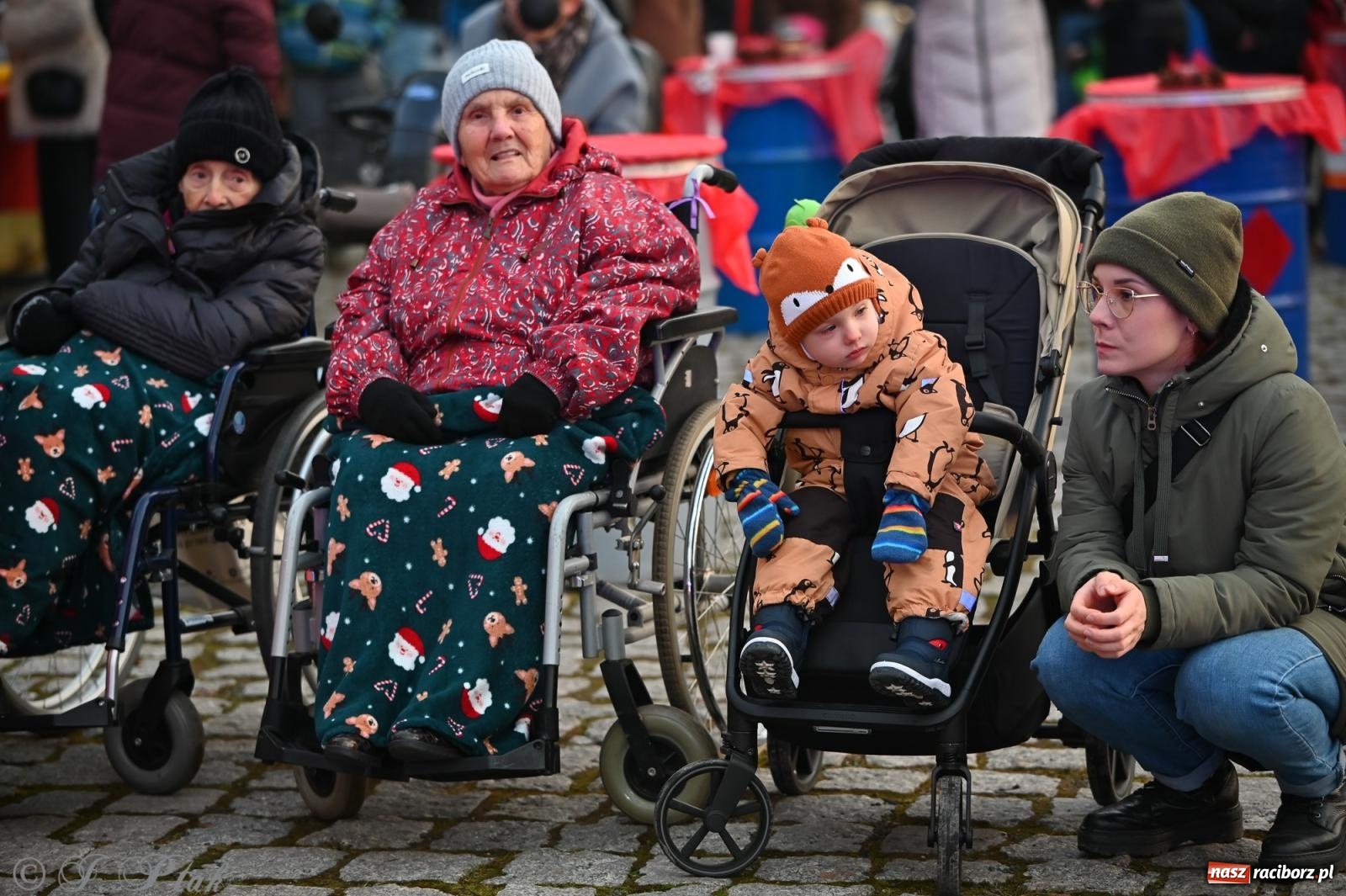Zdjęcie w galerii na portalu naszraciborz.pl: Ho, ho, ho. Rynek w Krzanowicach w świątecznym nastroju. Jarmark przyciągnął tłumy [FOTO i WIDEO] wiadomości z regionu