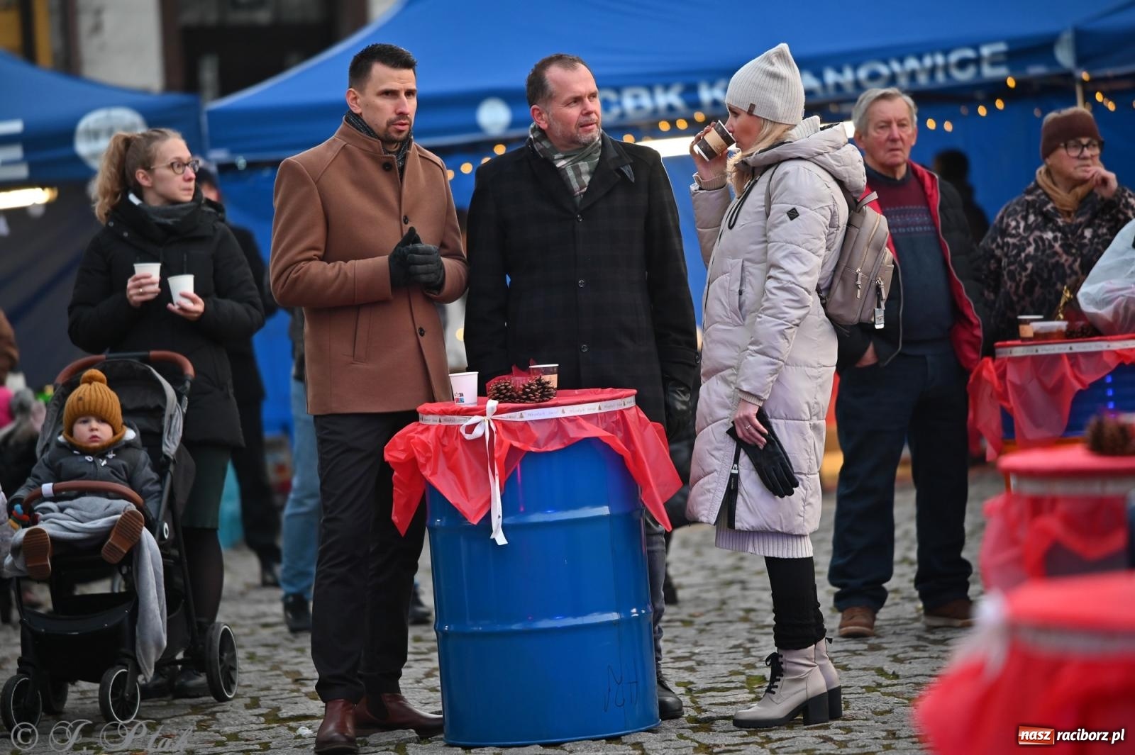 Zdjęcie w galerii na portalu naszraciborz.pl: Ho, ho, ho. Rynek w Krzanowicach w świątecznym nastroju. Jarmark przyciągnął tłumy [FOTO i WIDEO] wiadomości z regionu