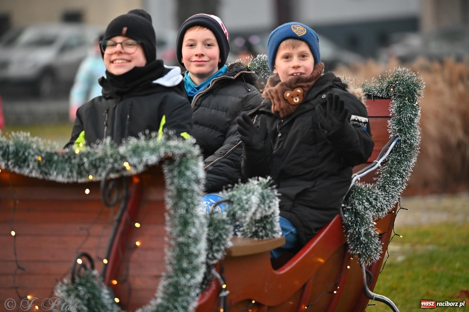 Zdjęcie w galerii na portalu naszraciborz.pl: Ho, ho, ho. Rynek w Krzanowicach w świątecznym nastroju. Jarmark przyciągnął tłumy [FOTO i WIDEO] wiadomości z regionu
