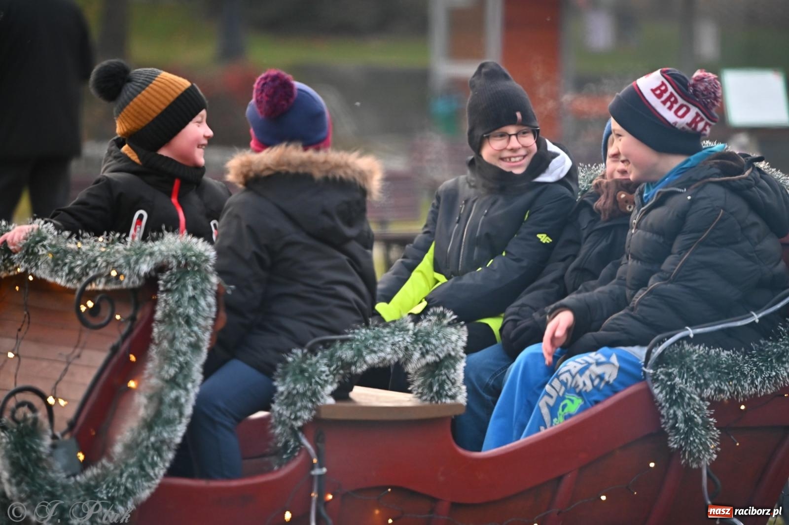 Zdjęcie w galerii na portalu naszraciborz.pl: Ho, ho, ho. Rynek w Krzanowicach w świątecznym nastroju. Jarmark przyciągnął tłumy [FOTO i WIDEO] wiadomości z regionu