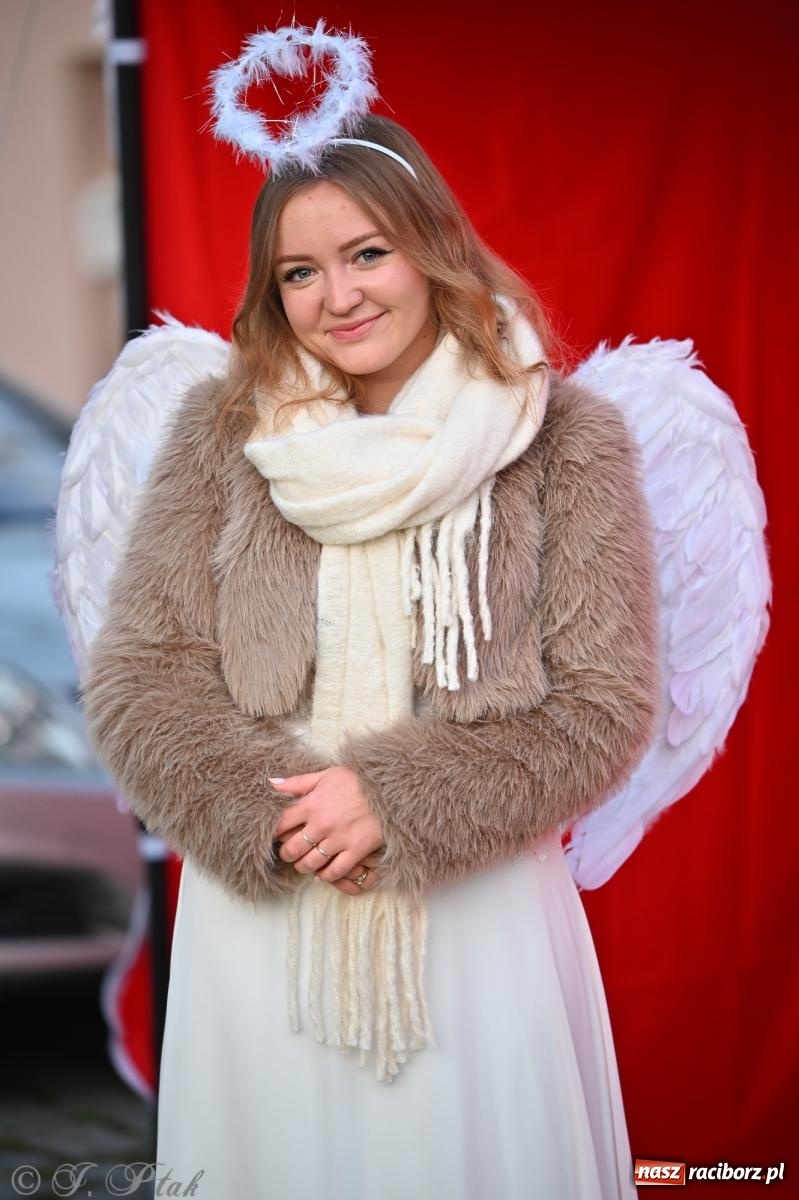Zdjęcie w galerii na portalu naszraciborz.pl: Ho, ho, ho. Rynek w Krzanowicach w świątecznym nastroju. Jarmark przyciągnął tłumy [FOTO i WIDEO] wiadomości z regionu