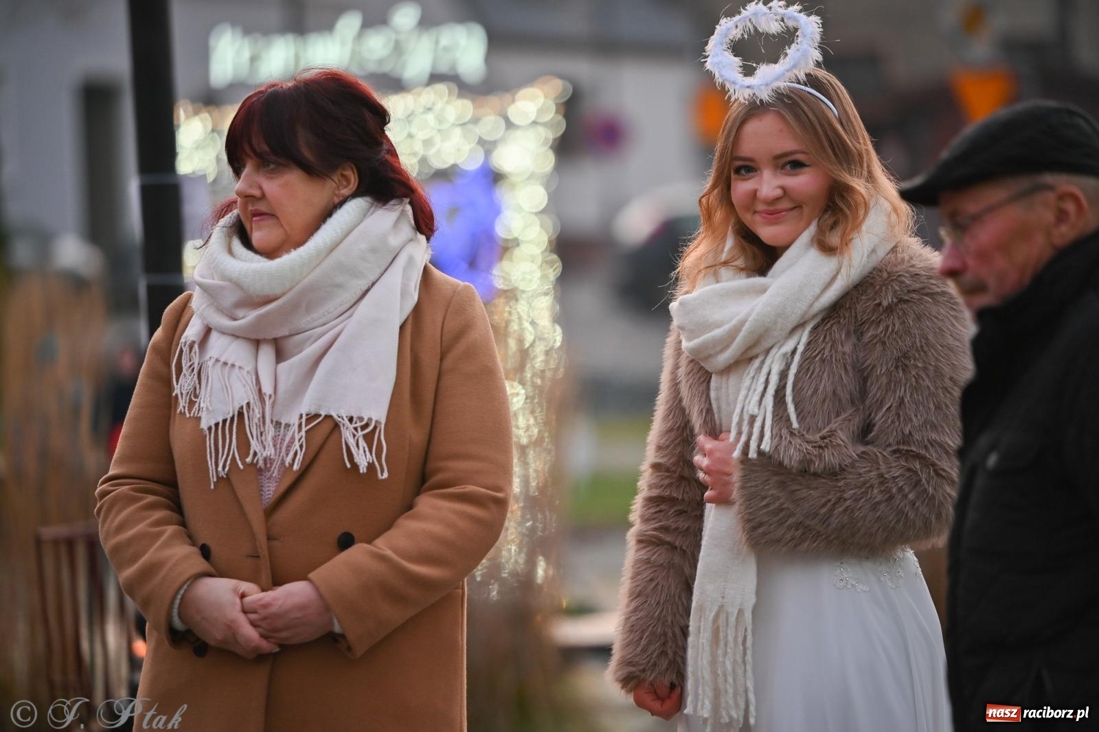 Zdjęcie w galerii na portalu naszraciborz.pl: Ho, ho, ho. Rynek w Krzanowicach w świątecznym nastroju. Jarmark przyciągnął tłumy [FOTO i WIDEO] wiadomości z regionu