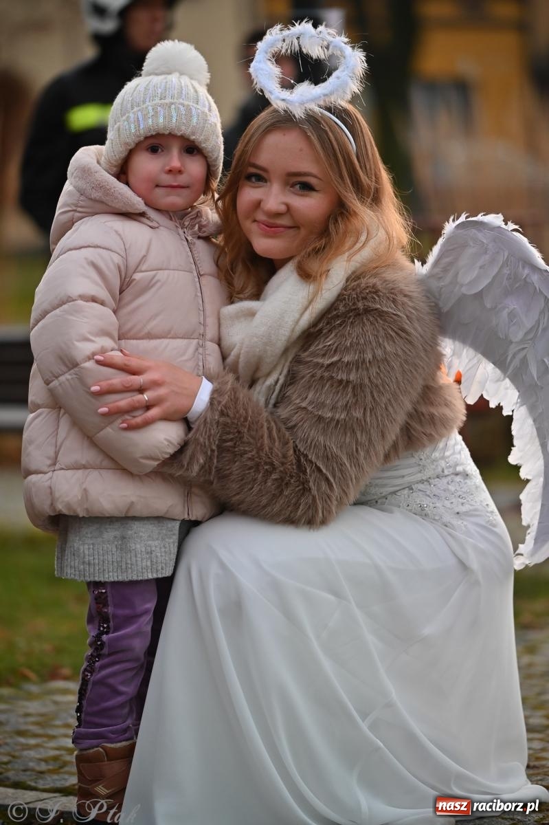Zdjęcie w galerii na portalu naszraciborz.pl: Ho, ho, ho. Rynek w Krzanowicach w świątecznym nastroju. Jarmark przyciągnął tłumy [FOTO i WIDEO] wiadomości z regionu