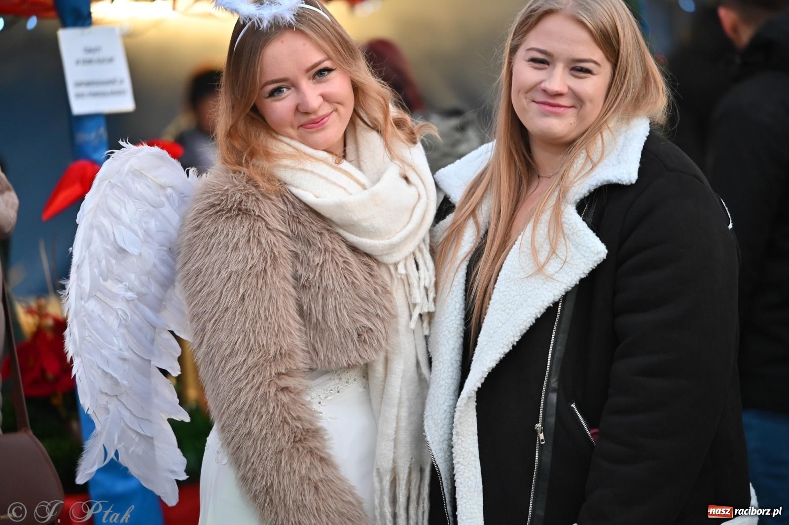 Zdjęcie w galerii na portalu naszraciborz.pl: Ho, ho, ho. Rynek w Krzanowicach w świątecznym nastroju. Jarmark przyciągnął tłumy [FOTO i WIDEO] wiadomości z regionu