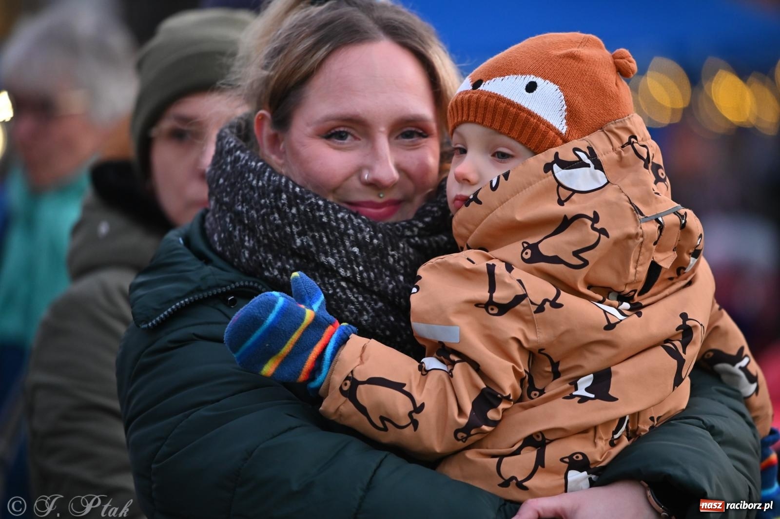 Zdjęcie w galerii na portalu naszraciborz.pl: Ho, ho, ho. Rynek w Krzanowicach w świątecznym nastroju. Jarmark przyciągnął tłumy [FOTO i WIDEO] wiadomości z regionu