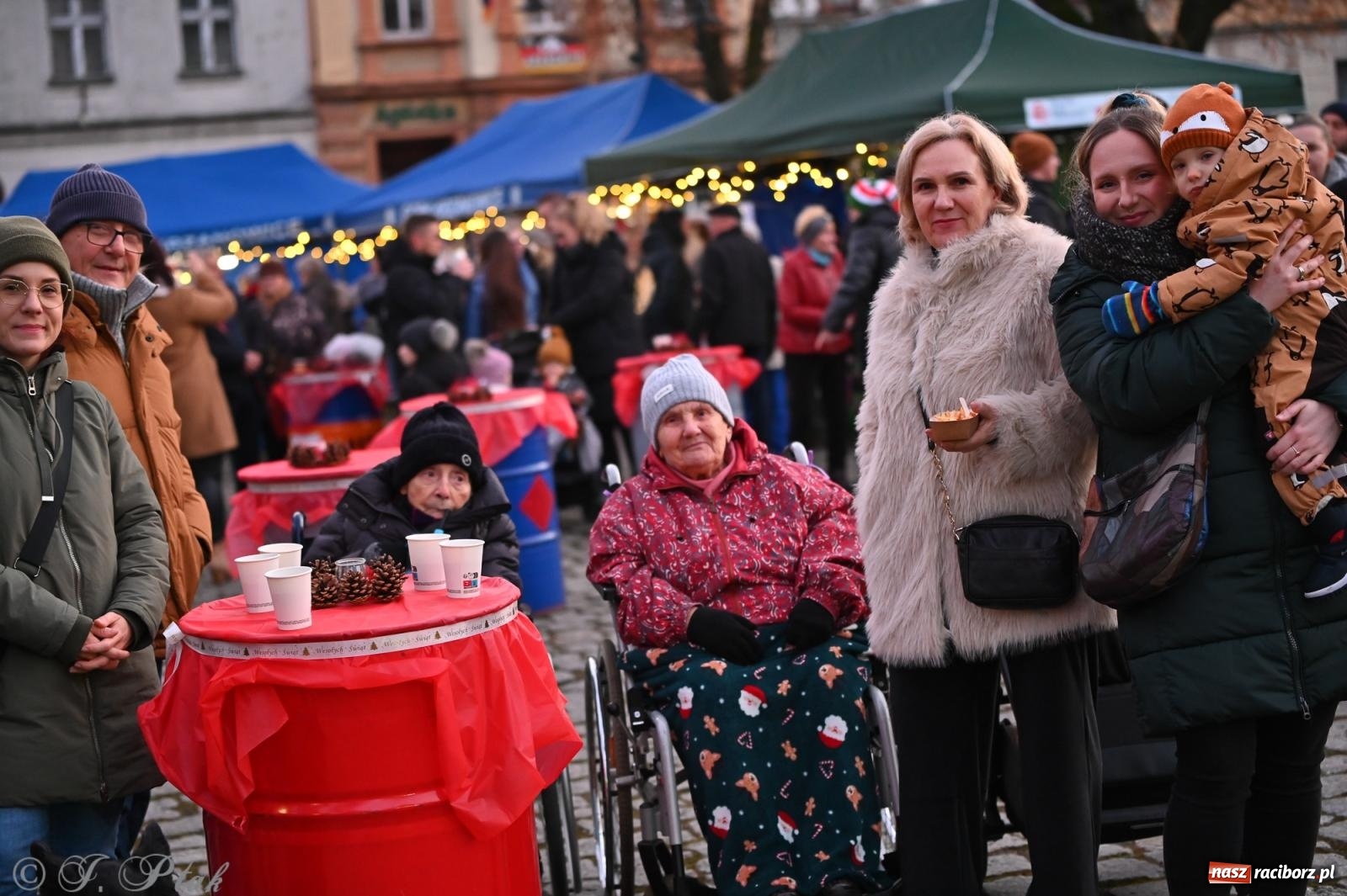 Zdjęcie w galerii na portalu naszraciborz.pl: Ho, ho, ho. Rynek w Krzanowicach w świątecznym nastroju. Jarmark przyciągnął tłumy [FOTO i WIDEO] wiadomości z regionu
