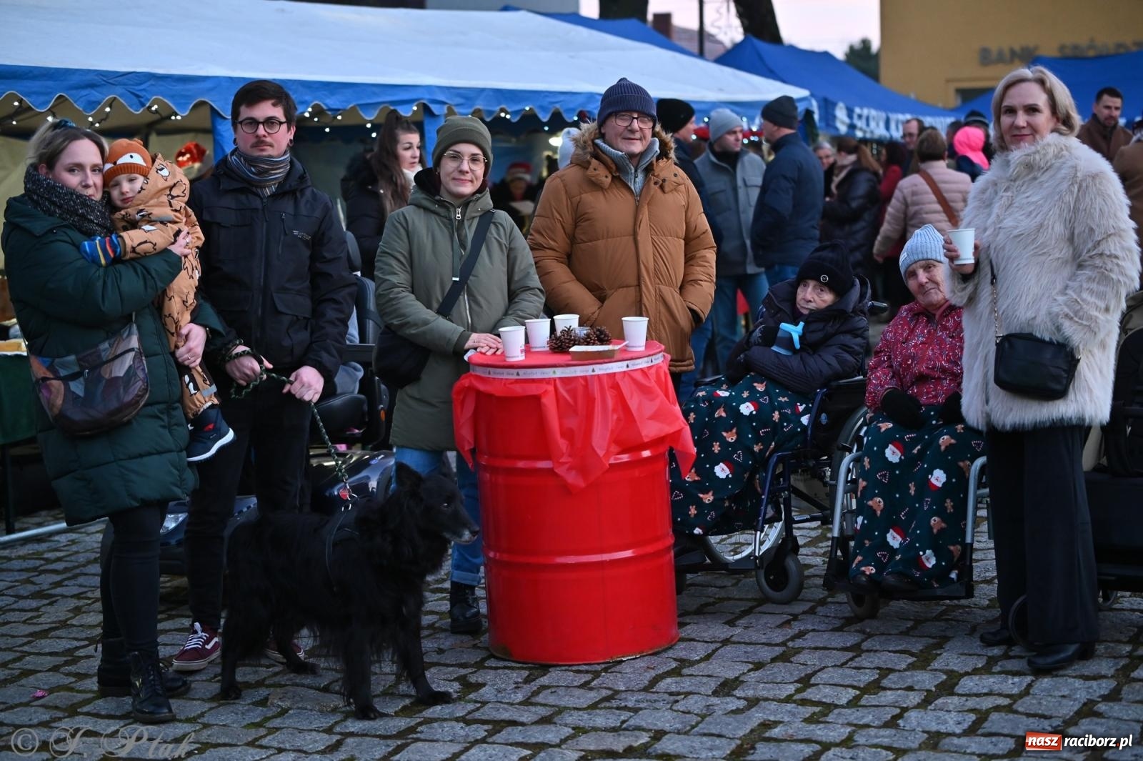 Zdjęcie w galerii na portalu naszraciborz.pl: Ho, ho, ho. Rynek w Krzanowicach w świątecznym nastroju. Jarmark przyciągnął tłumy [FOTO i WIDEO] wiadomości z regionu