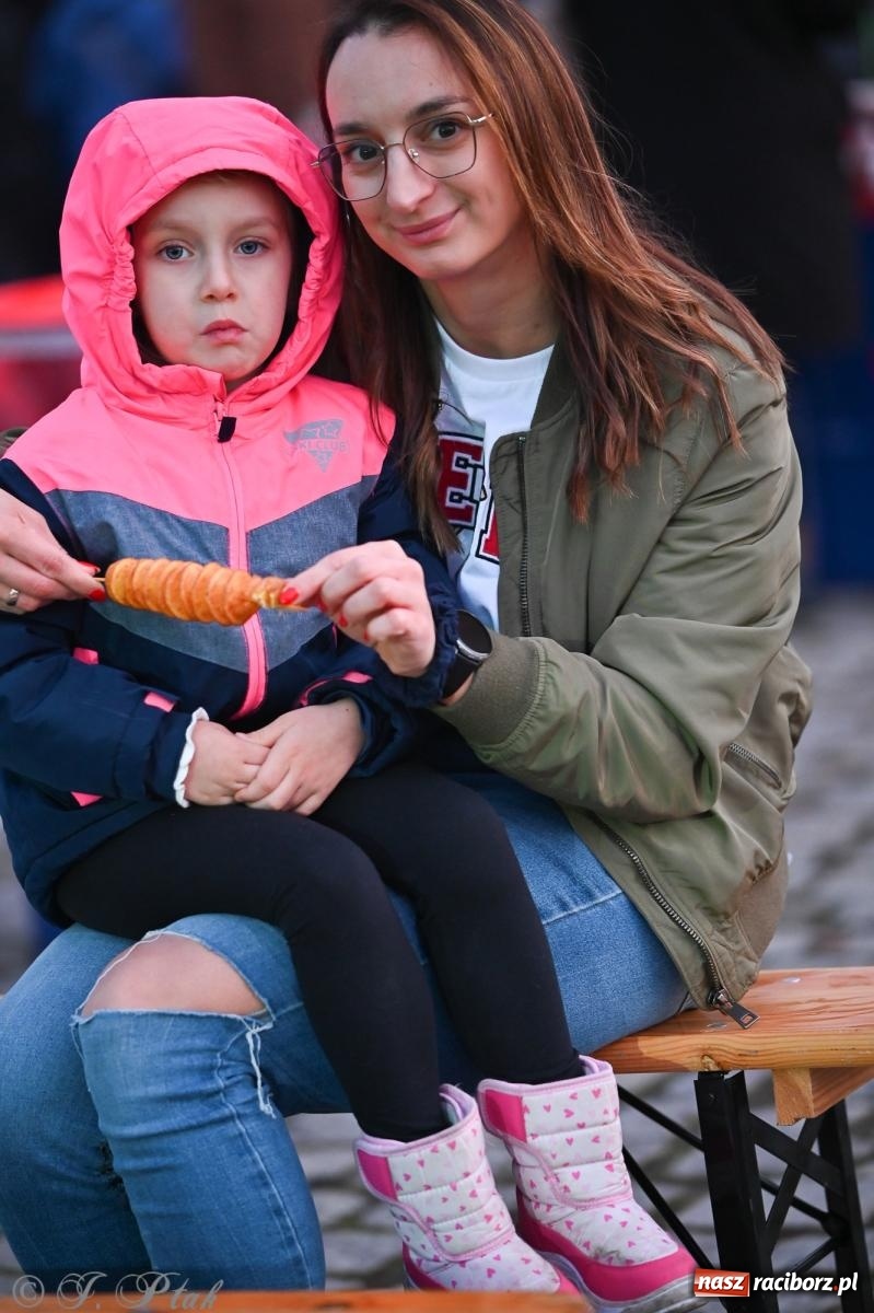 Zdjęcie w galerii na portalu naszraciborz.pl: Ho, ho, ho. Rynek w Krzanowicach w świątecznym nastroju. Jarmark przyciągnął tłumy [FOTO i WIDEO] wiadomości z regionu