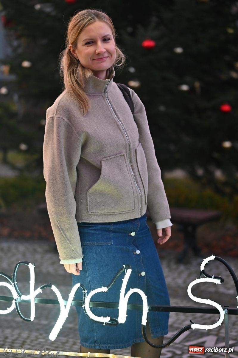 Zdjęcie w galerii na portalu naszraciborz.pl: Ho, ho, ho. Rynek w Krzanowicach w świątecznym nastroju. Jarmark przyciągnął tłumy [FOTO i WIDEO] wiadomości z regionu