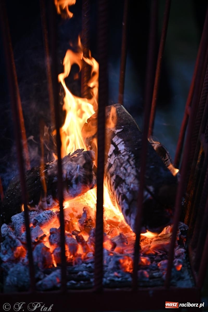 Zdjęcie w galerii na portalu naszraciborz.pl: Ho, ho, ho. Rynek w Krzanowicach w świątecznym nastroju. Jarmark przyciągnął tłumy [FOTO i WIDEO] wiadomości z regionu