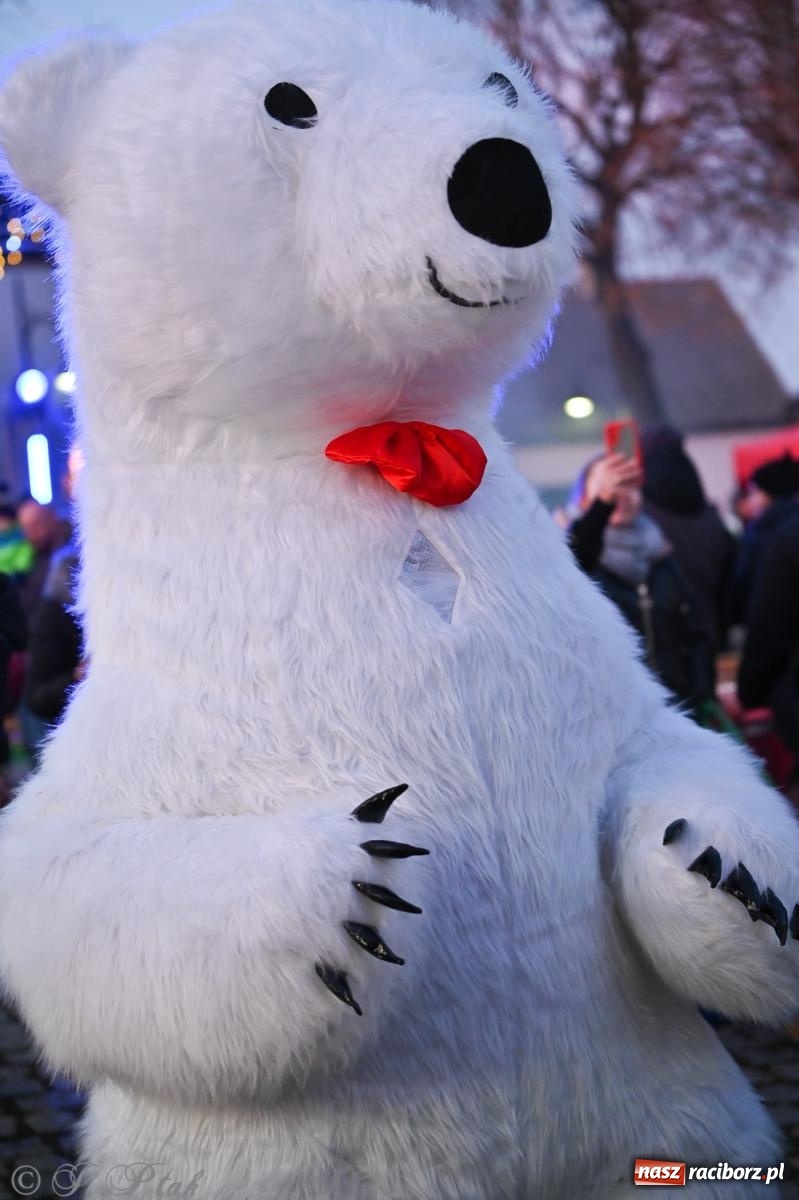 Zdjęcie w galerii na portalu naszraciborz.pl: Ho, ho, ho. Rynek w Krzanowicach w świątecznym nastroju. Jarmark przyciągnął tłumy [FOTO i WIDEO] wiadomości z regionu