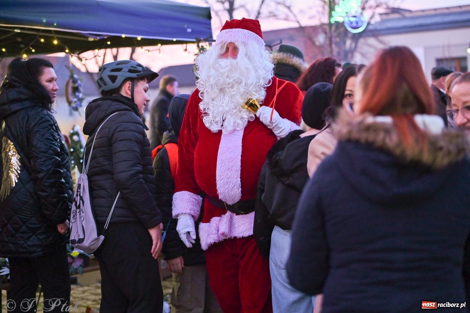 Zdjęcie w galerii na portalu naszraciborz.pl: Ho, ho, ho. Rynek w Krzanowicach w świątecznym nastroju. Jarmark przyciągnął tłumy [FOTO i WIDEO] wiadomości z regionu