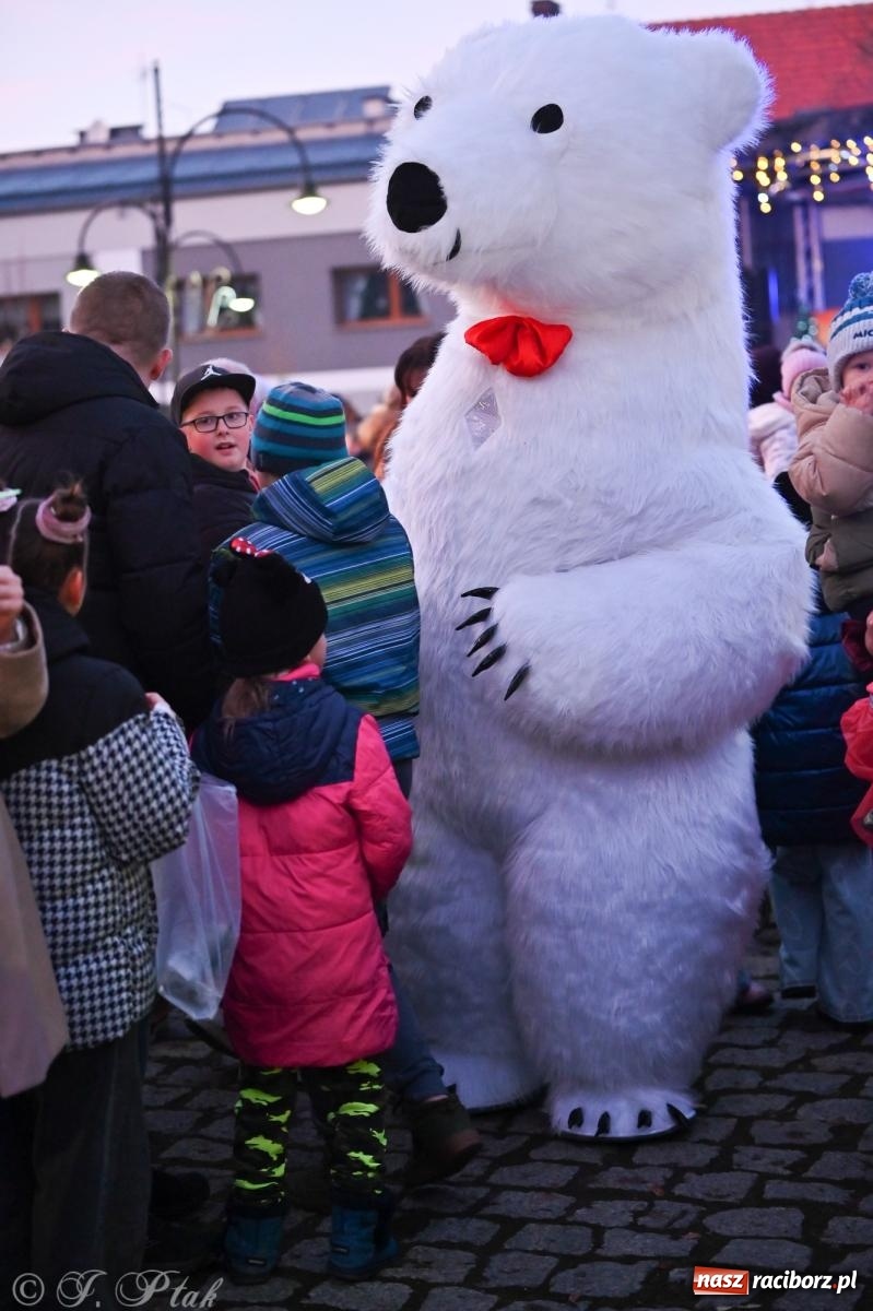 Zdjęcie w galerii na portalu naszraciborz.pl: Ho, ho, ho. Rynek w Krzanowicach w świątecznym nastroju. Jarmark przyciągnął tłumy [FOTO i WIDEO] wiadomości z regionu