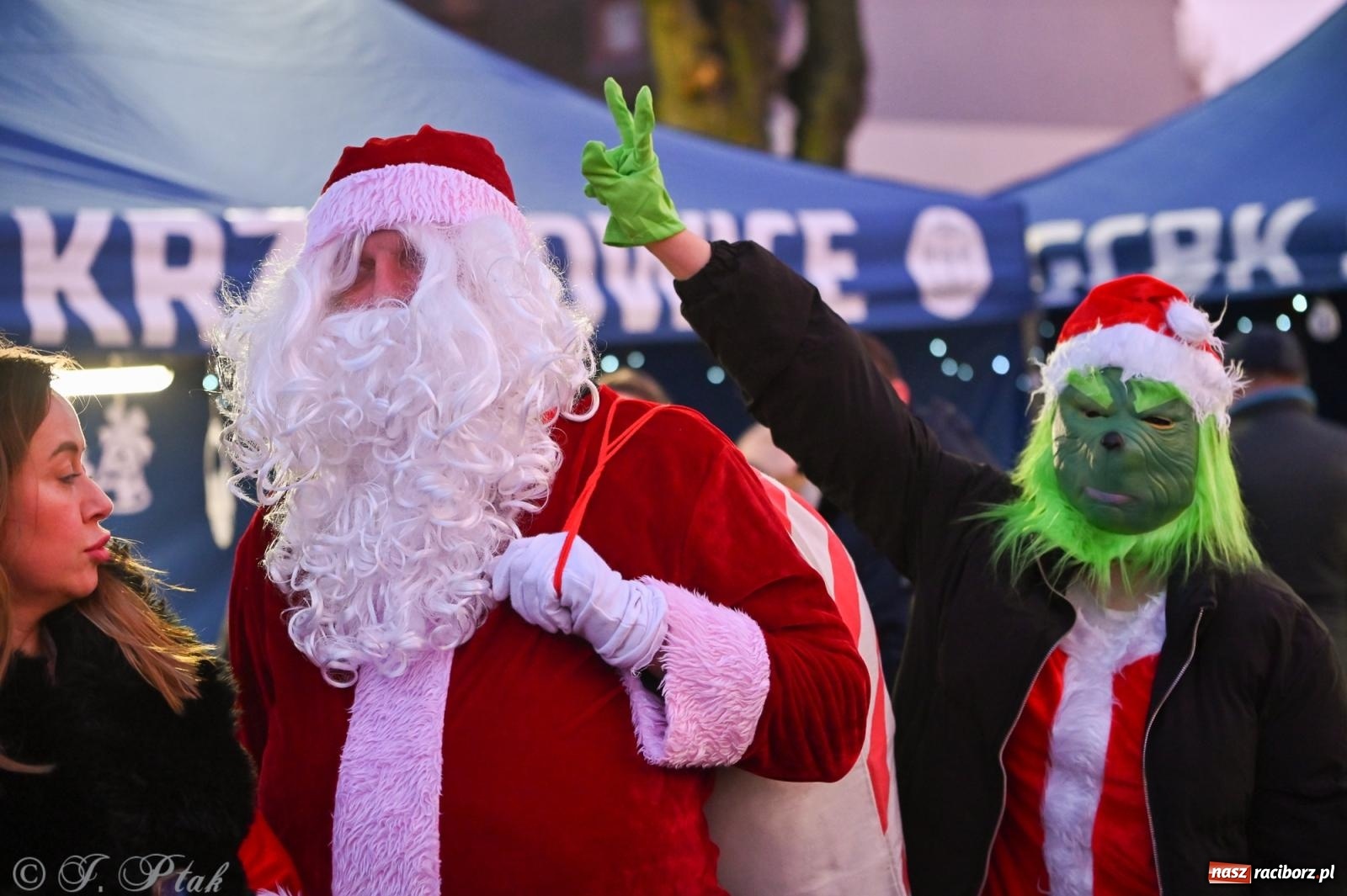 Zdjęcie w galerii na portalu naszraciborz.pl: Ho, ho, ho. Rynek w Krzanowicach w świątecznym nastroju. Jarmark przyciągnął tłumy [FOTO i WIDEO] wiadomości z regionu