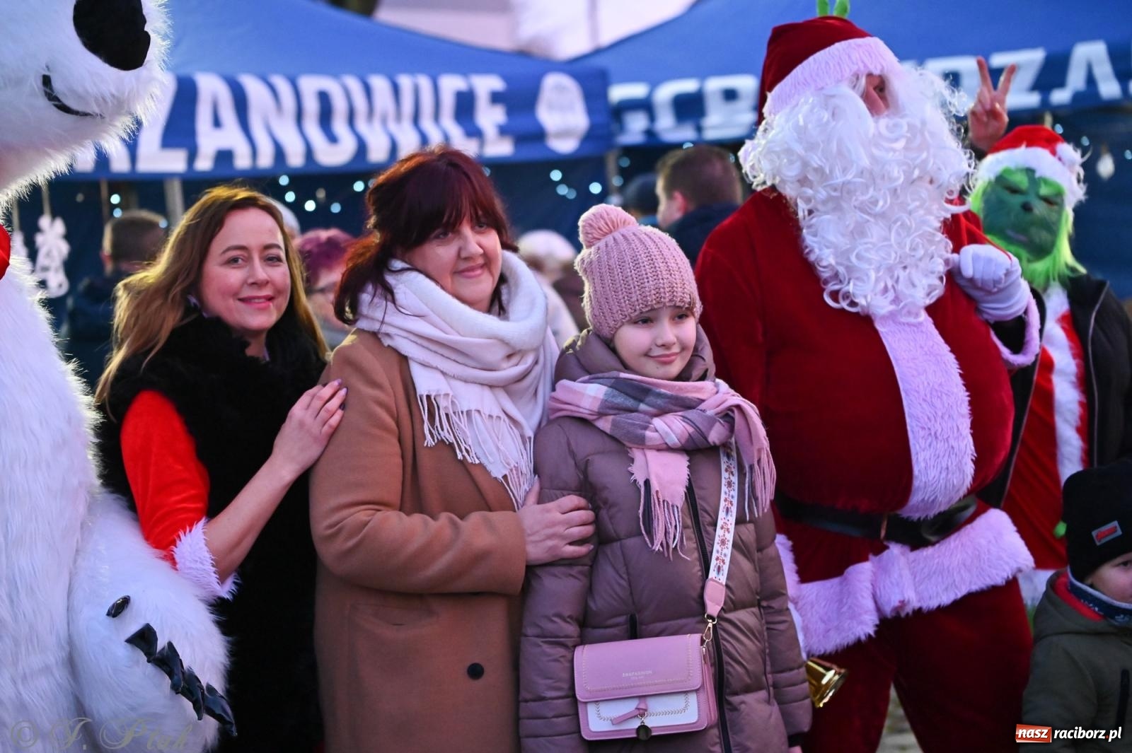Zdjęcie w galerii na portalu naszraciborz.pl: Ho, ho, ho. Rynek w Krzanowicach w świątecznym nastroju. Jarmark przyciągnął tłumy [FOTO i WIDEO] wiadomości z regionu