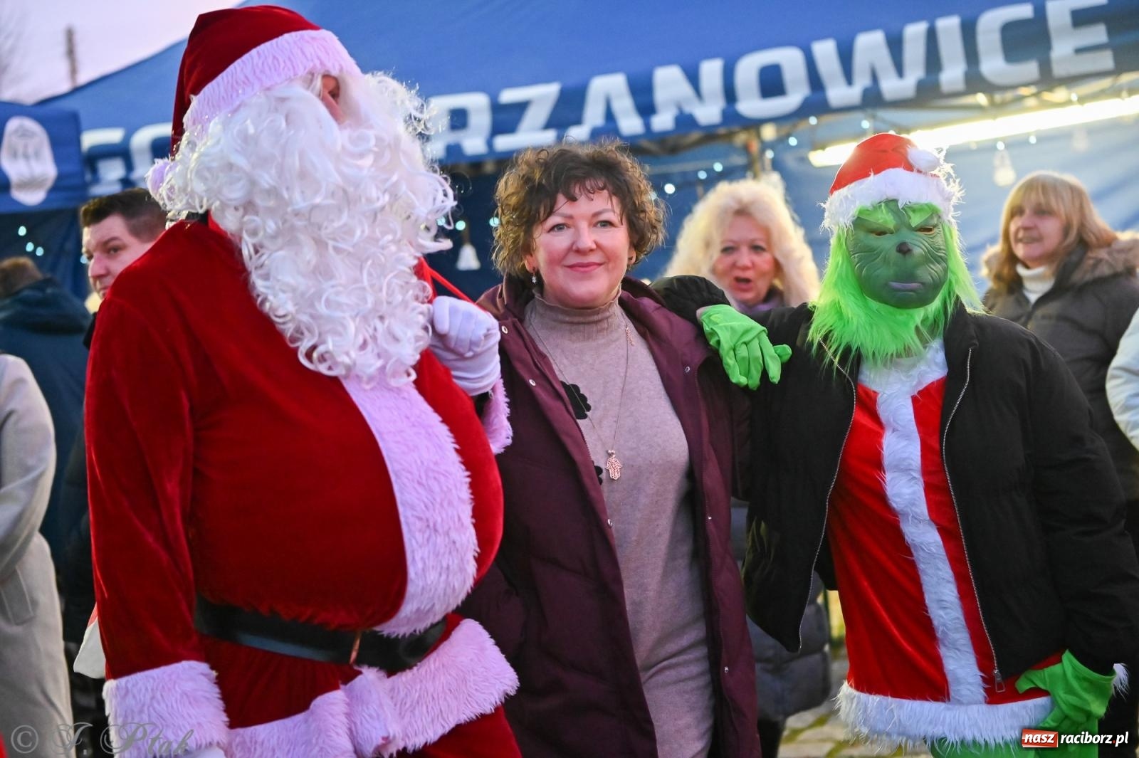 Zdjęcie w galerii na portalu naszraciborz.pl: Ho, ho, ho. Rynek w Krzanowicach w świątecznym nastroju. Jarmark przyciągnął tłumy [FOTO i WIDEO] wiadomości z regionu