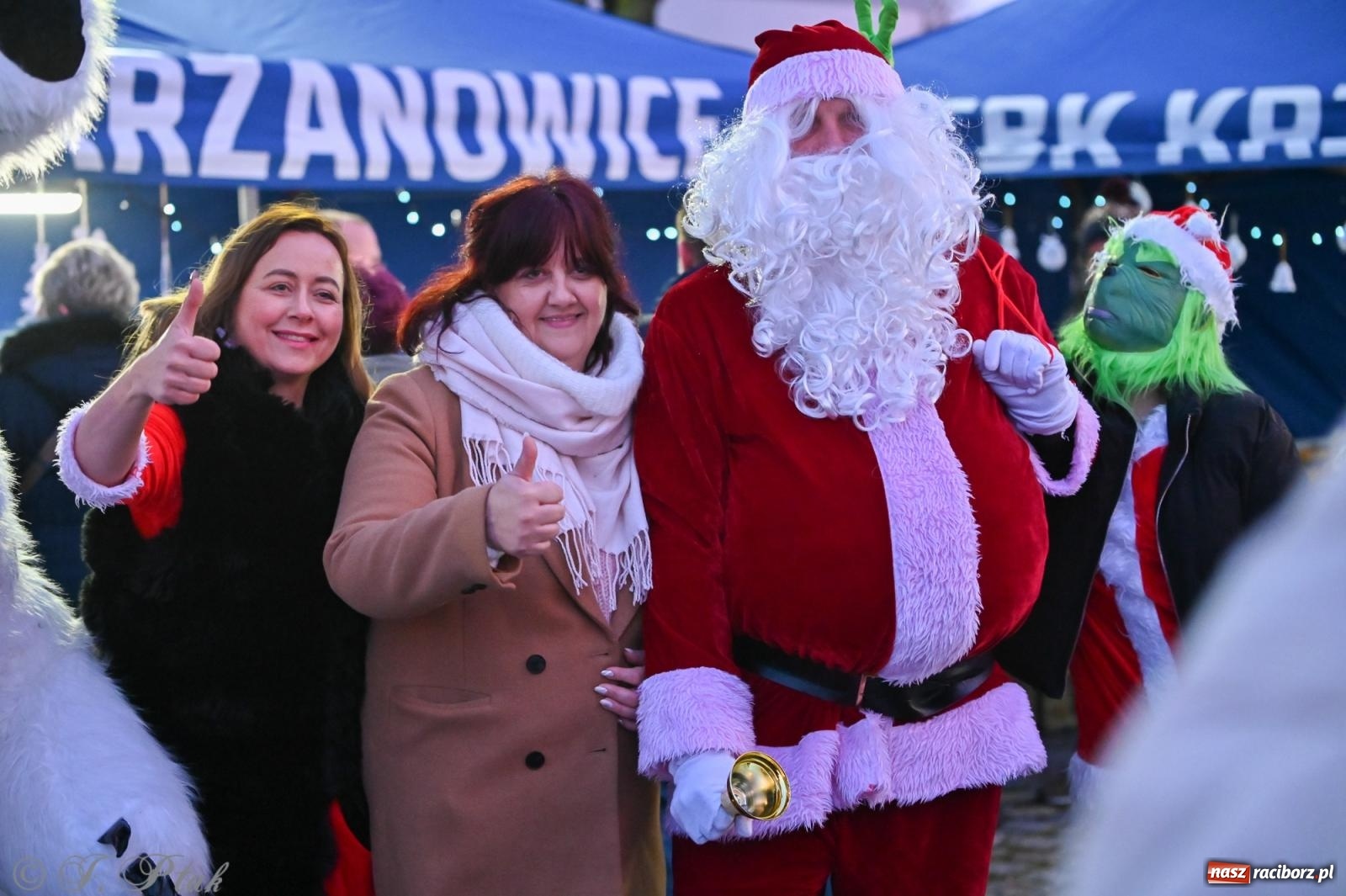 Zdjęcie w galerii na portalu naszraciborz.pl: Ho, ho, ho. Rynek w Krzanowicach w świątecznym nastroju. Jarmark przyciągnął tłumy [FOTO i WIDEO] wiadomości z regionu