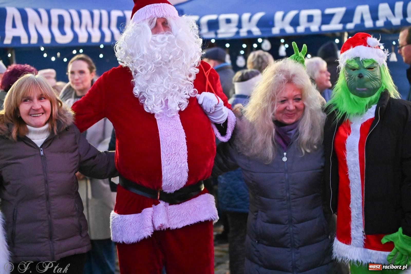 Zdjęcie w galerii na portalu naszraciborz.pl: Ho, ho, ho. Rynek w Krzanowicach w świątecznym nastroju. Jarmark przyciągnął tłumy [FOTO i WIDEO] wiadomości z regionu