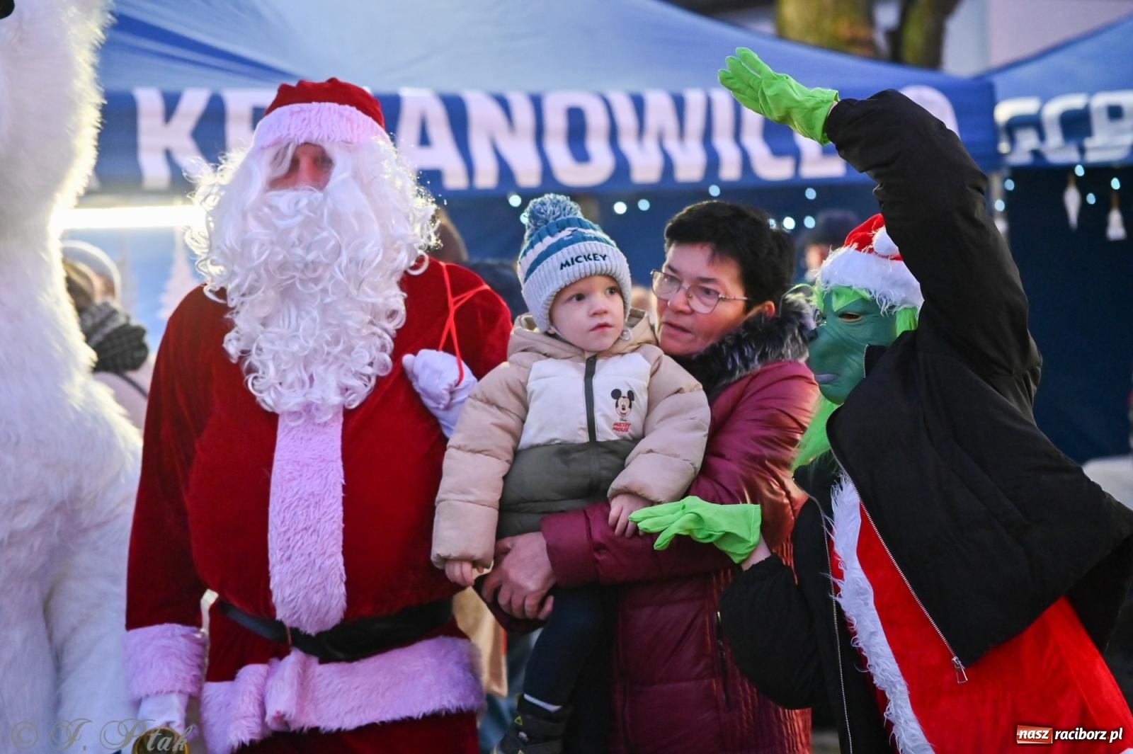 Zdjęcie w galerii na portalu naszraciborz.pl: Ho, ho, ho. Rynek w Krzanowicach w świątecznym nastroju. Jarmark przyciągnął tłumy [FOTO i WIDEO] wiadomości z regionu