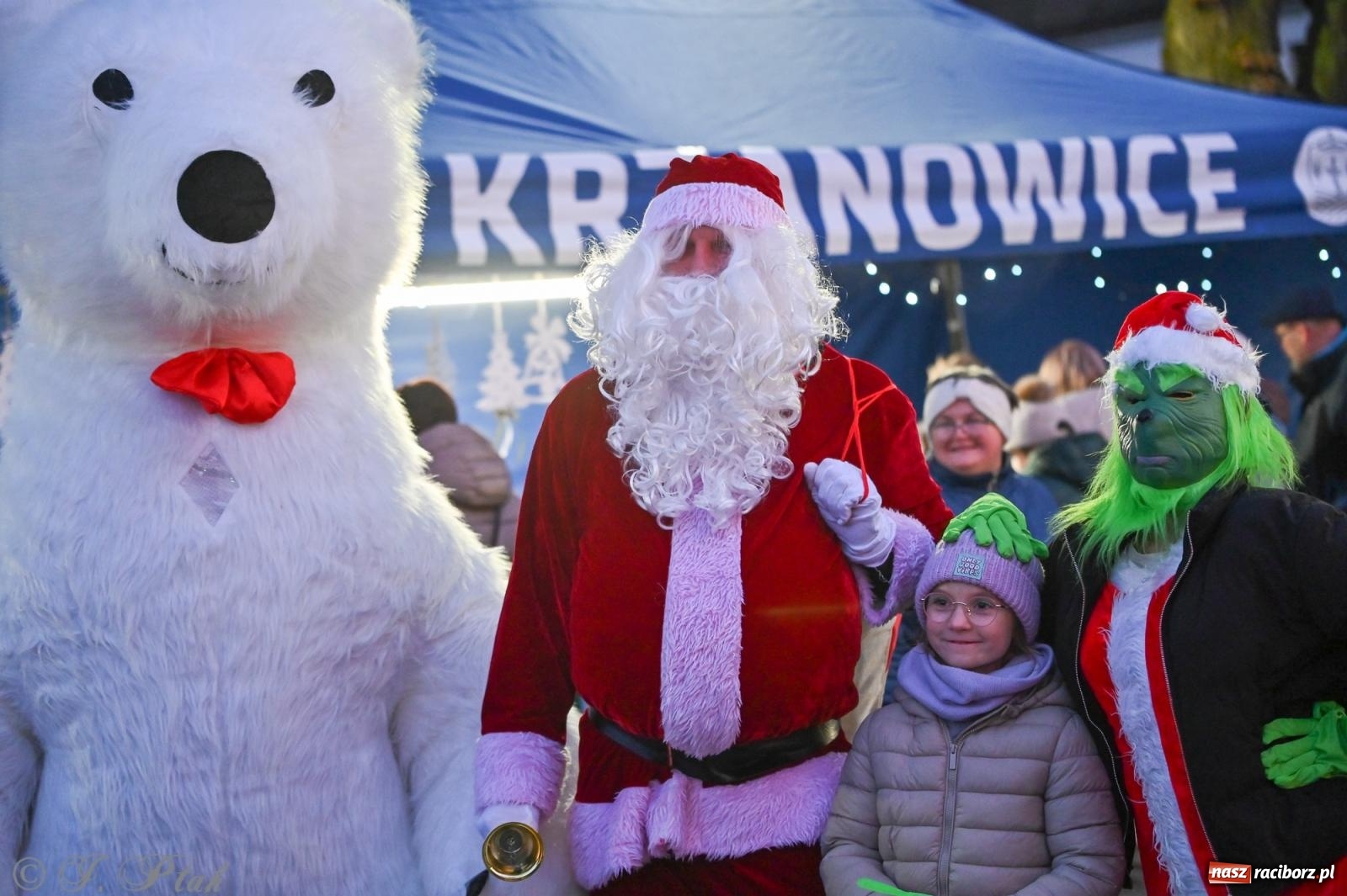 Zdjęcie w galerii na portalu naszraciborz.pl: Ho, ho, ho. Rynek w Krzanowicach w świątecznym nastroju. Jarmark przyciągnął tłumy [FOTO i WIDEO] wiadomości z regionu