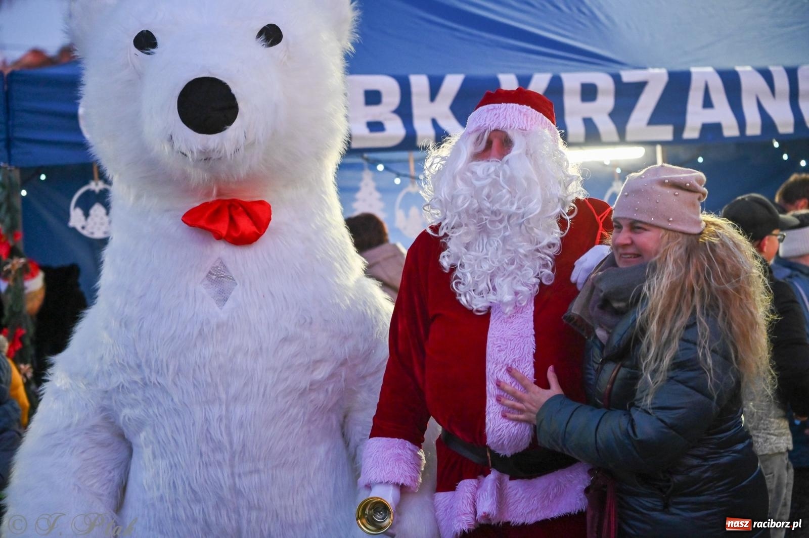 Zdjęcie w galerii na portalu naszraciborz.pl: Ho, ho, ho. Rynek w Krzanowicach w świątecznym nastroju. Jarmark przyciągnął tłumy [FOTO i WIDEO] wiadomości z regionu