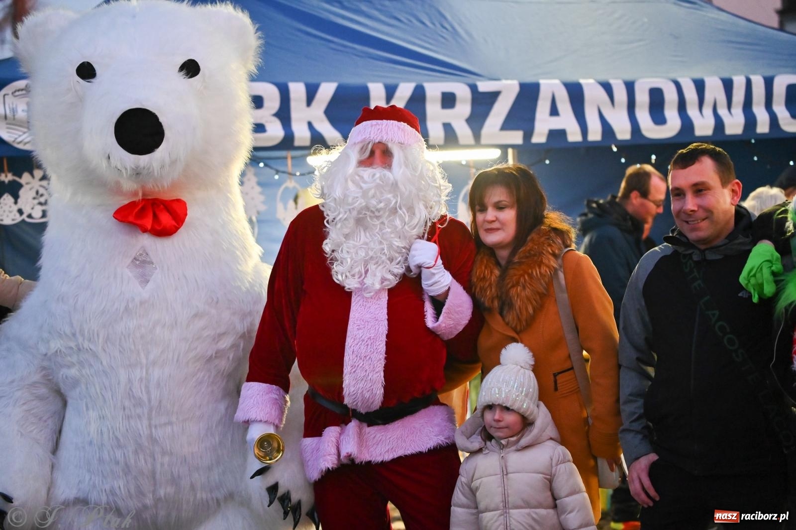Zdjęcie w galerii na portalu naszraciborz.pl: Ho, ho, ho. Rynek w Krzanowicach w świątecznym nastroju. Jarmark przyciągnął tłumy [FOTO i WIDEO] wiadomości z regionu
