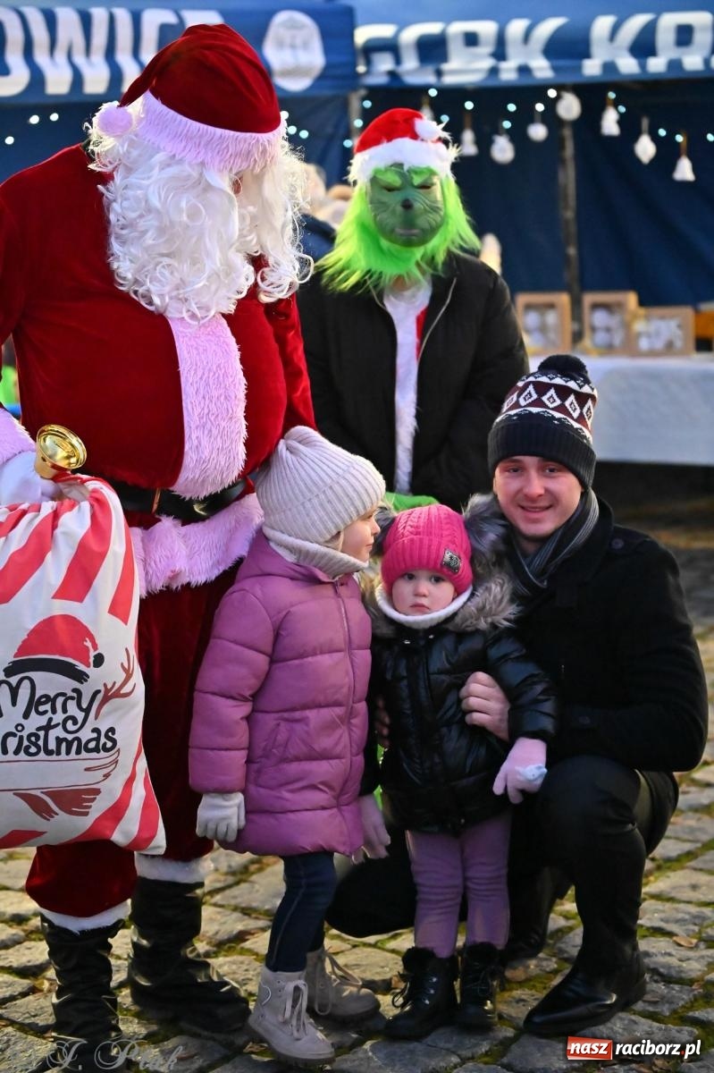 Zdjęcie w galerii na portalu naszraciborz.pl: Ho, ho, ho. Rynek w Krzanowicach w świątecznym nastroju. Jarmark przyciągnął tłumy [FOTO i WIDEO] wiadomości z regionu
