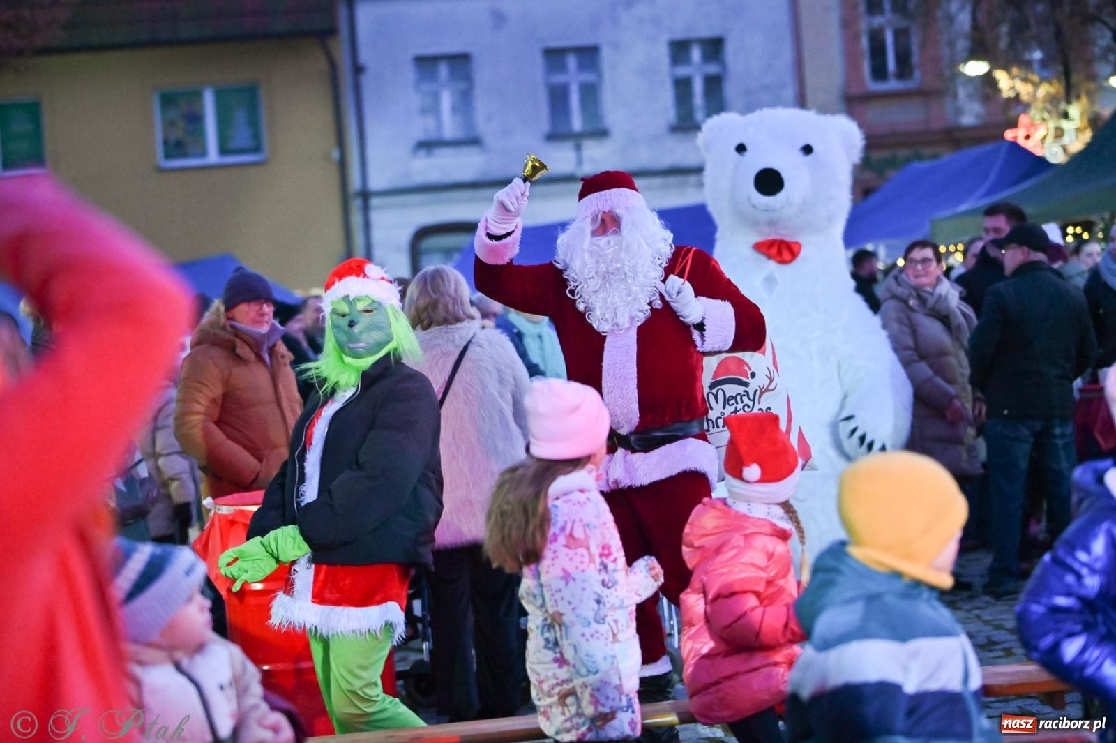 Zdjęcie w galerii na portalu naszraciborz.pl: Ho, ho, ho. Rynek w Krzanowicach w świątecznym nastroju. Jarmark przyciągnął tłumy [FOTO i WIDEO] wiadomości z regionu