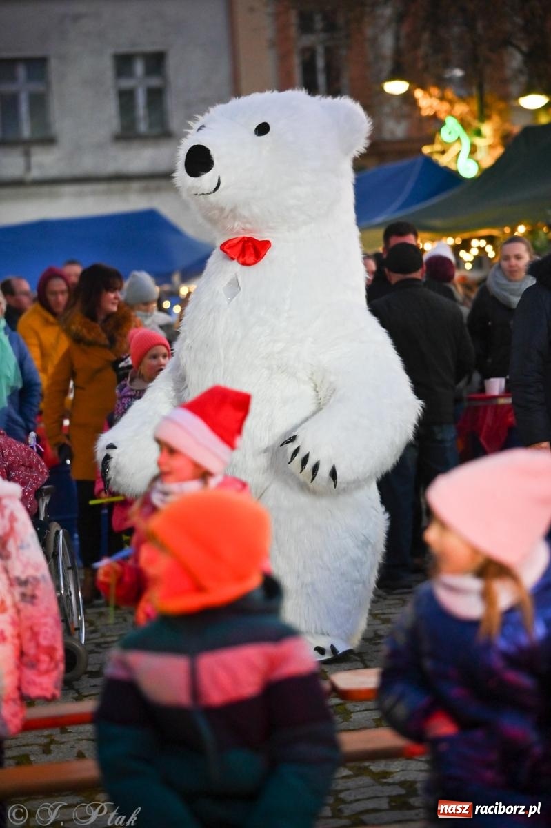 Zdjęcie w galerii na portalu naszraciborz.pl: Ho, ho, ho. Rynek w Krzanowicach w świątecznym nastroju. Jarmark przyciągnął tłumy [FOTO i WIDEO] wiadomości z regionu