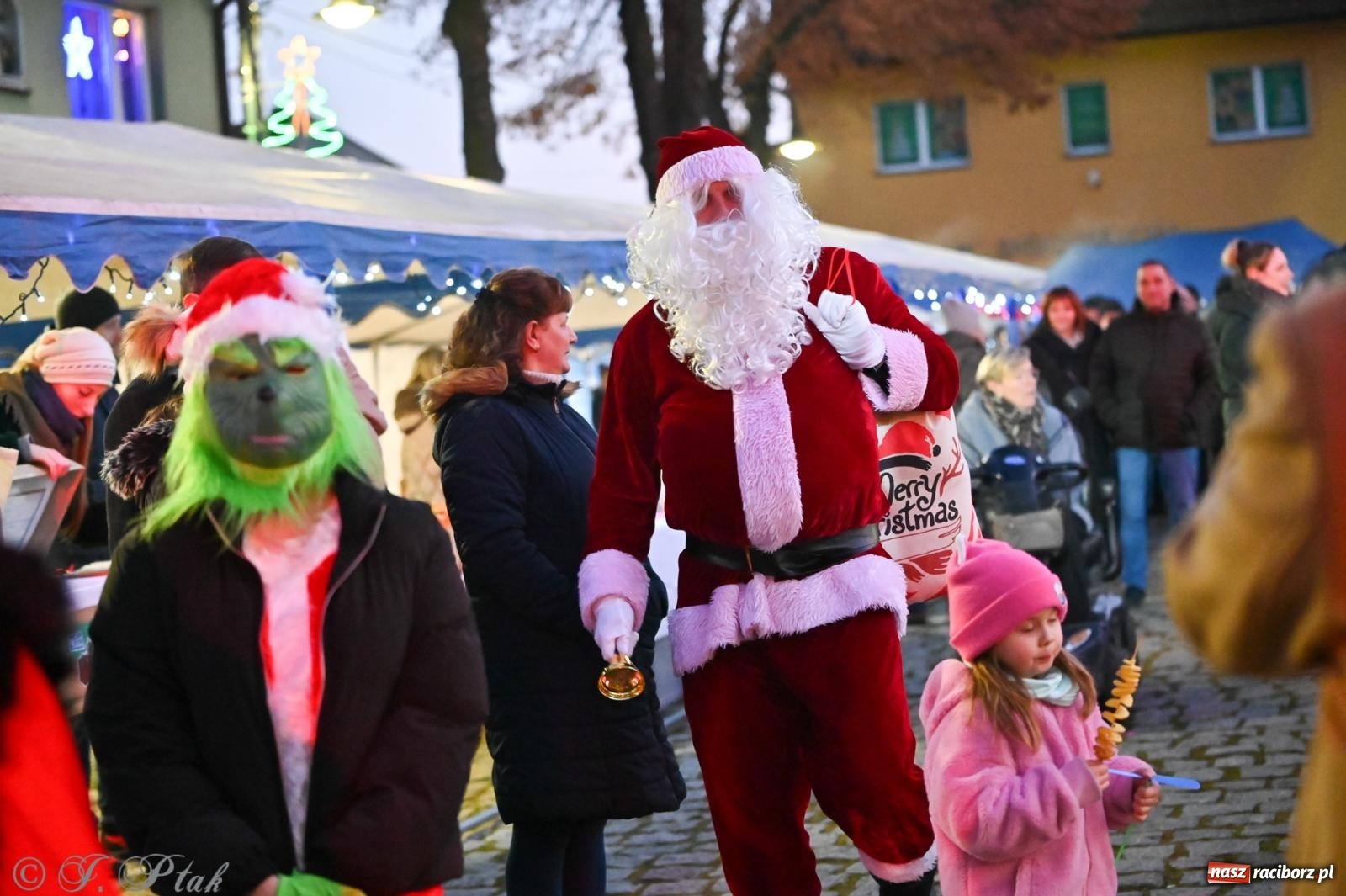 Zdjęcie w galerii na portalu naszraciborz.pl: Ho, ho, ho. Rynek w Krzanowicach w świątecznym nastroju. Jarmark przyciągnął tłumy [FOTO i WIDEO] wiadomości z regionu
