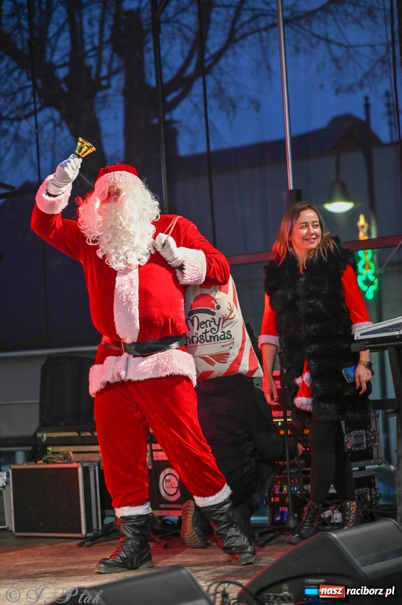 Zdjęcie w galerii na portalu naszraciborz.pl: Ho, ho, ho. Rynek w Krzanowicach w świątecznym nastroju. Jarmark przyciągnął tłumy [FOTO i WIDEO] wiadomości z regionu