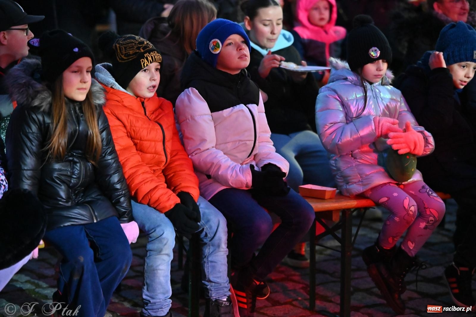 Zdjęcie w galerii na portalu naszraciborz.pl: Ho, ho, ho. Rynek w Krzanowicach w świątecznym nastroju. Jarmark przyciągnął tłumy [FOTO i WIDEO] wiadomości z regionu
