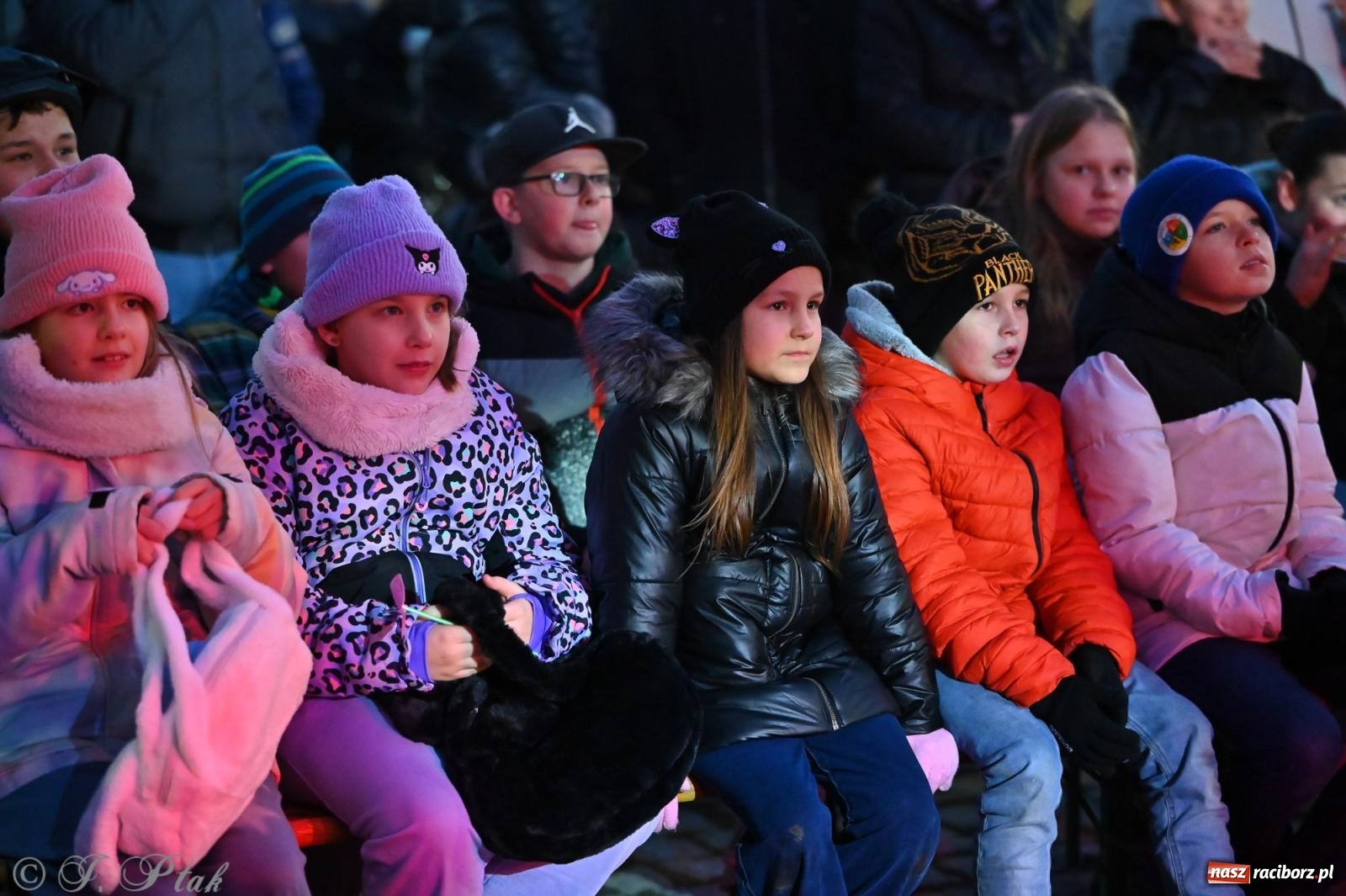 Zdjęcie w galerii na portalu naszraciborz.pl: Ho, ho, ho. Rynek w Krzanowicach w świątecznym nastroju. Jarmark przyciągnął tłumy [FOTO i WIDEO] wiadomości z regionu