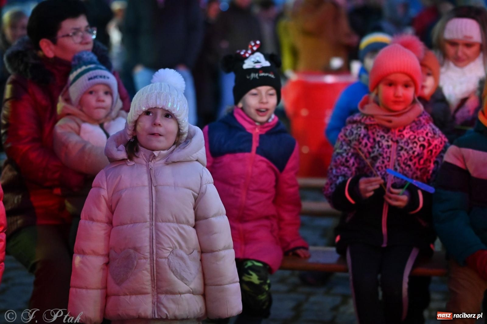 Zdjęcie w galerii na portalu naszraciborz.pl: Ho, ho, ho. Rynek w Krzanowicach w świątecznym nastroju. Jarmark przyciągnął tłumy [FOTO i WIDEO] wiadomości z regionu