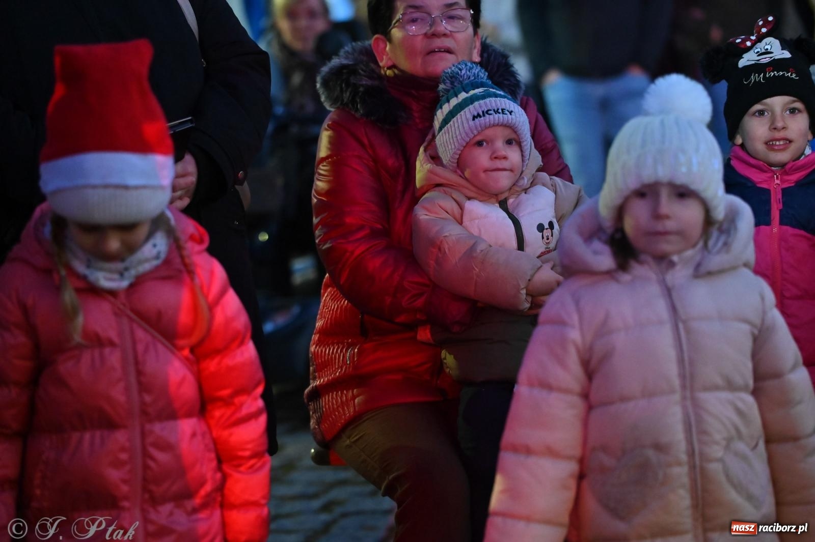 Zdjęcie w galerii na portalu naszraciborz.pl: Ho, ho, ho. Rynek w Krzanowicach w świątecznym nastroju. Jarmark przyciągnął tłumy [FOTO i WIDEO] wiadomości z regionu