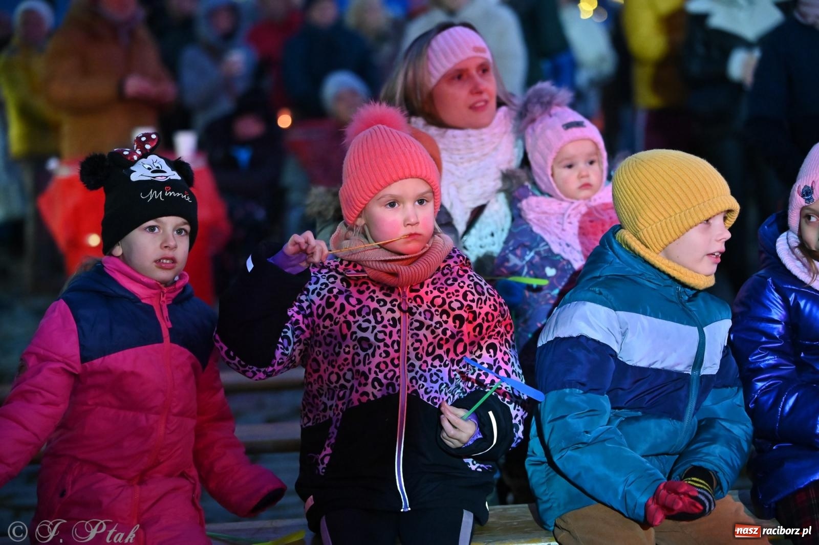 Zdjęcie w galerii na portalu naszraciborz.pl: Ho, ho, ho. Rynek w Krzanowicach w świątecznym nastroju. Jarmark przyciągnął tłumy [FOTO i WIDEO] wiadomości z regionu