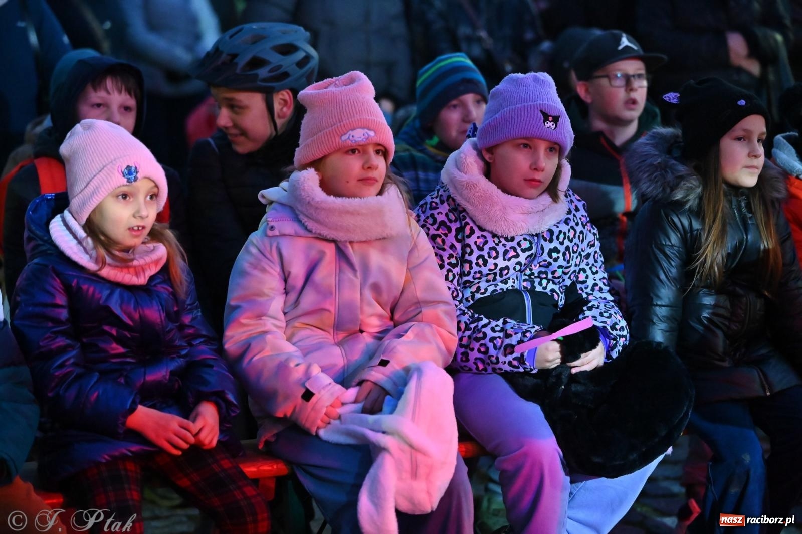 Zdjęcie w galerii na portalu naszraciborz.pl: Ho, ho, ho. Rynek w Krzanowicach w świątecznym nastroju. Jarmark przyciągnął tłumy [FOTO i WIDEO] wiadomości z regionu