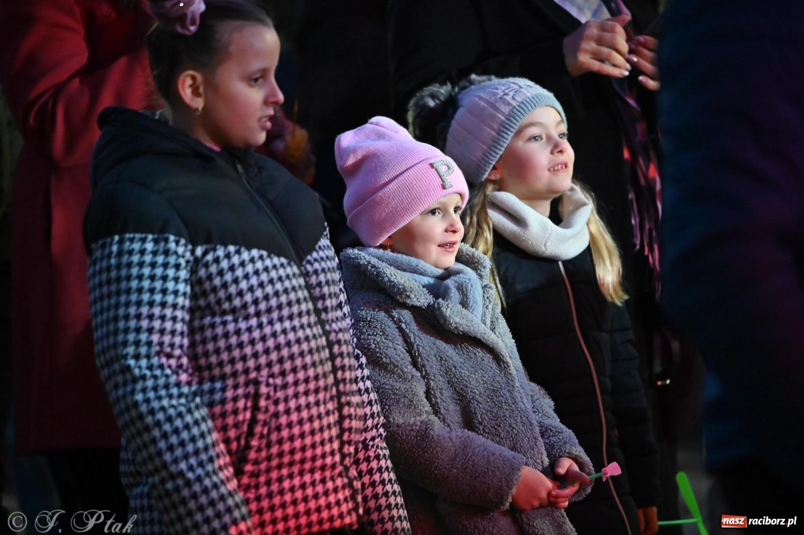 Zdjęcie w galerii na portalu naszraciborz.pl: Ho, ho, ho. Rynek w Krzanowicach w świątecznym nastroju. Jarmark przyciągnął tłumy [FOTO i WIDEO] wiadomości z regionu