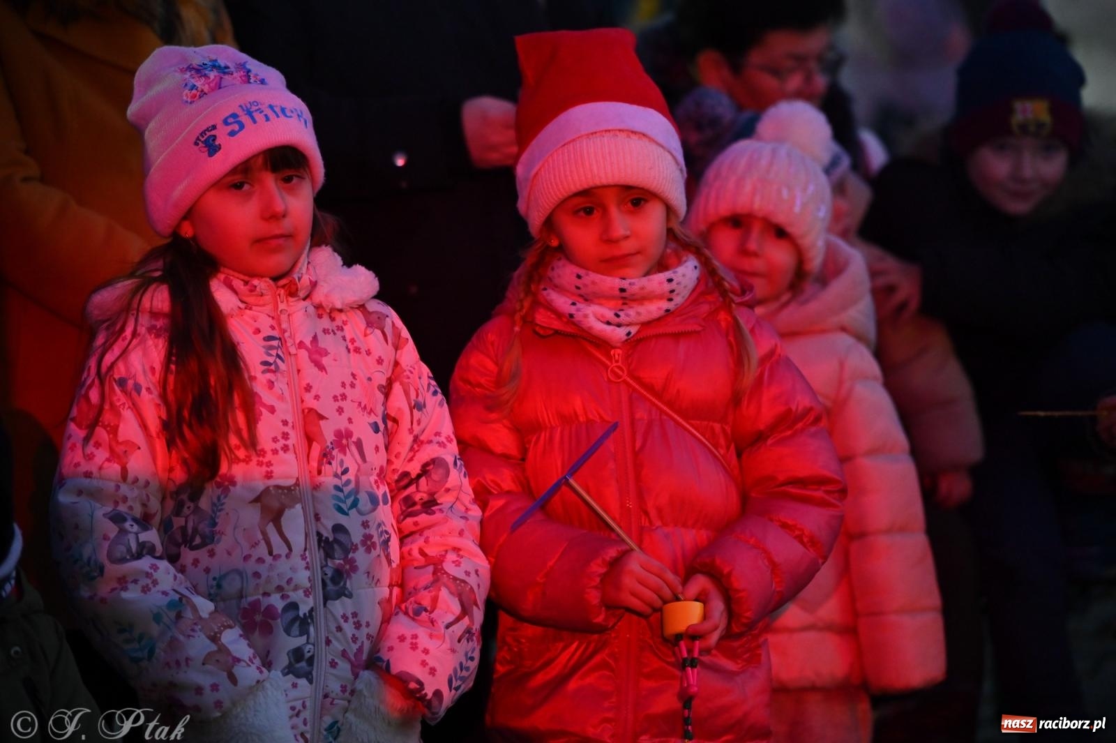 Zdjęcie w galerii na portalu naszraciborz.pl: Ho, ho, ho. Rynek w Krzanowicach w świątecznym nastroju. Jarmark przyciągnął tłumy [FOTO i WIDEO] wiadomości z regionu