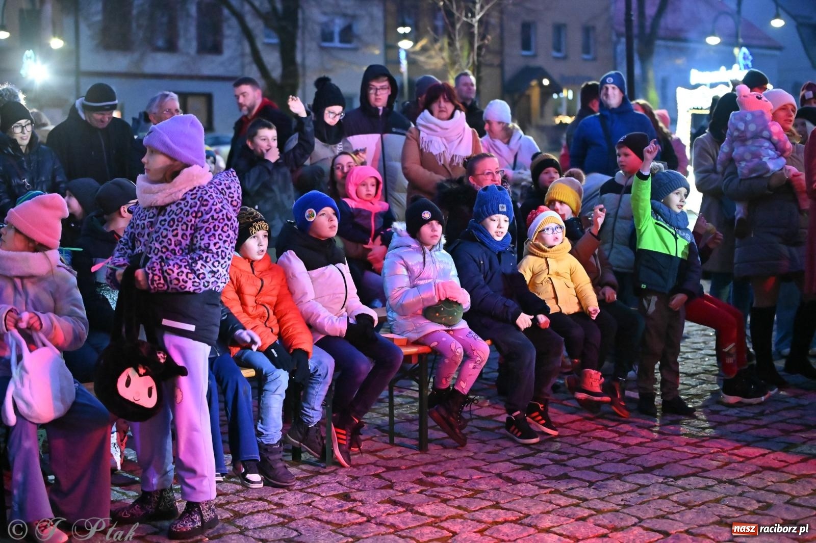 Zdjęcie w galerii na portalu naszraciborz.pl: Ho, ho, ho. Rynek w Krzanowicach w świątecznym nastroju. Jarmark przyciągnął tłumy [FOTO i WIDEO] wiadomości z regionu
