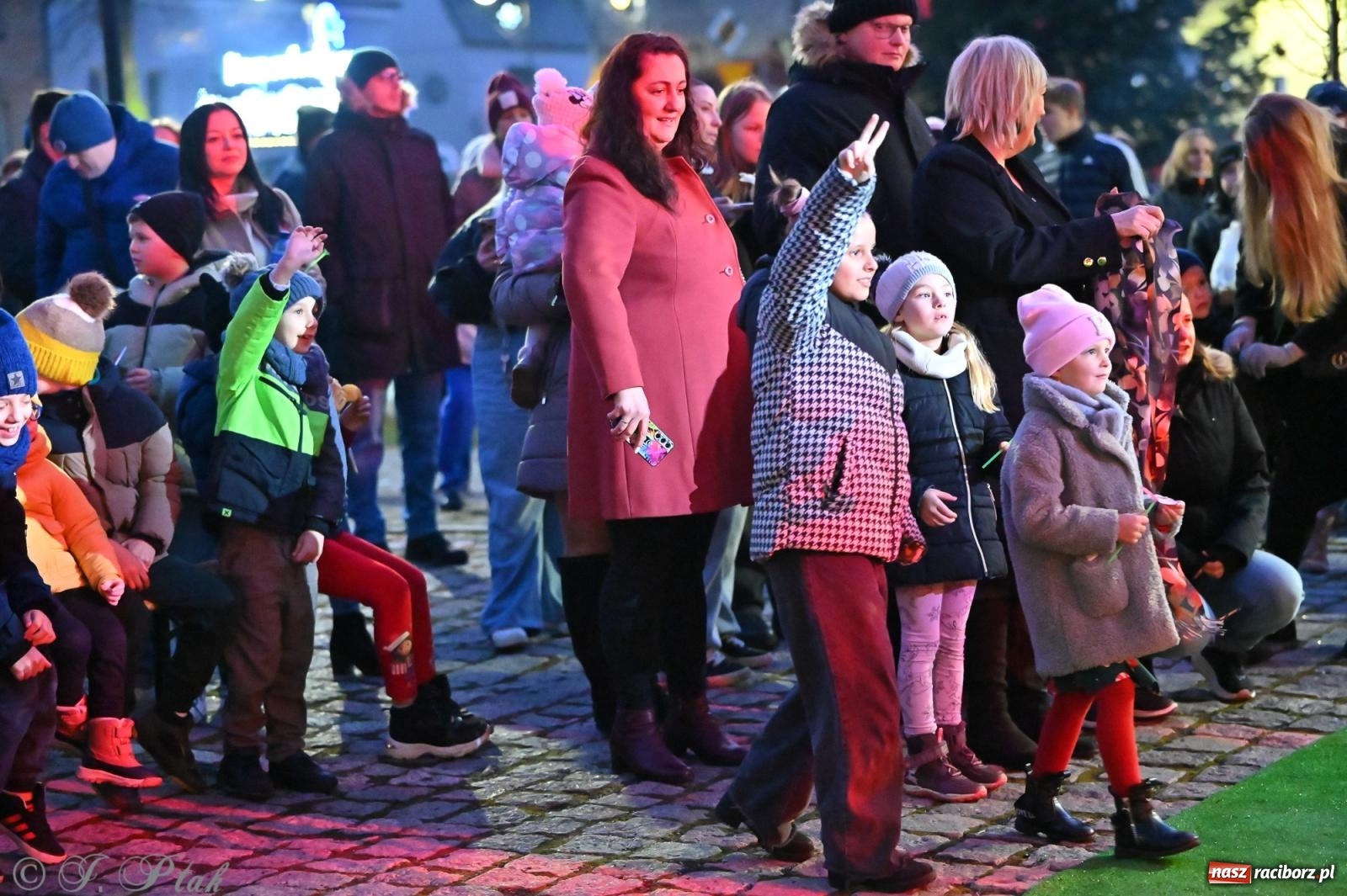 Zdjęcie w galerii na portalu naszraciborz.pl: Ho, ho, ho. Rynek w Krzanowicach w świątecznym nastroju. Jarmark przyciągnął tłumy [FOTO i WIDEO] wiadomości z regionu