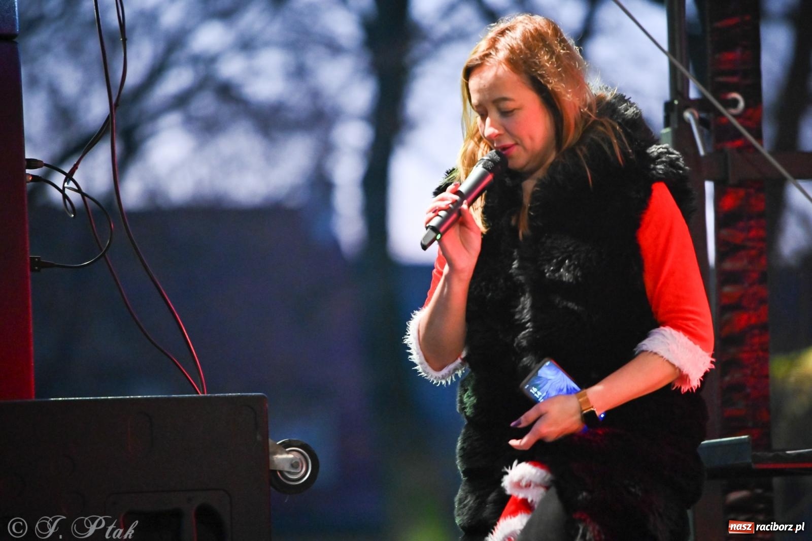 Zdjęcie w galerii na portalu naszraciborz.pl: Ho, ho, ho. Rynek w Krzanowicach w świątecznym nastroju. Jarmark przyciągnął tłumy [FOTO i WIDEO] wiadomości z regionu